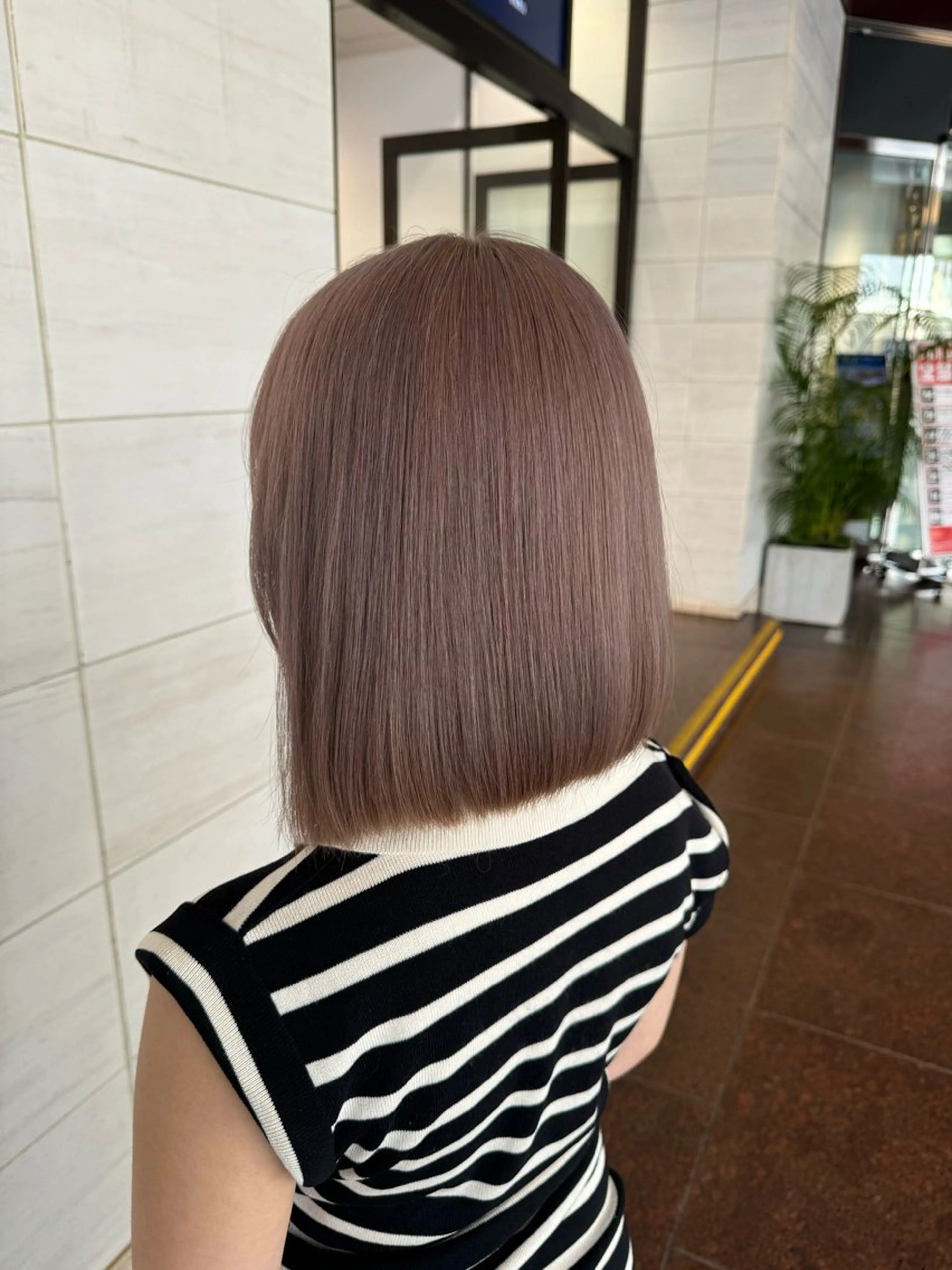 ミディアム ヘアアレンジ ヘアカラー ホワイトカラー/ ピンクベージュにったのヘアスタイル