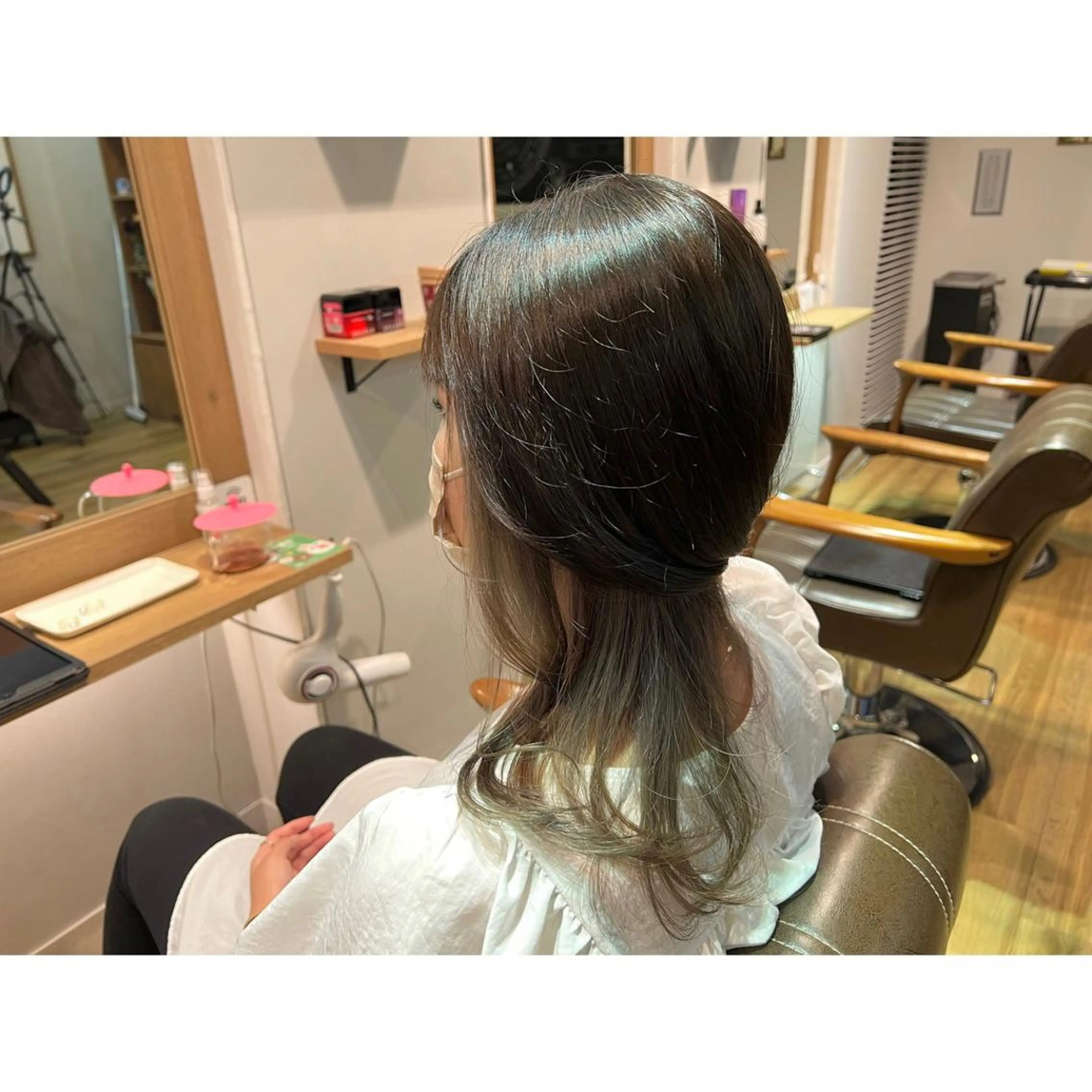 ロング カラー アッシュ アッシュグレー グレージュ ヘアカラー トリートメント ツキダテ ユイのヘアスタイル