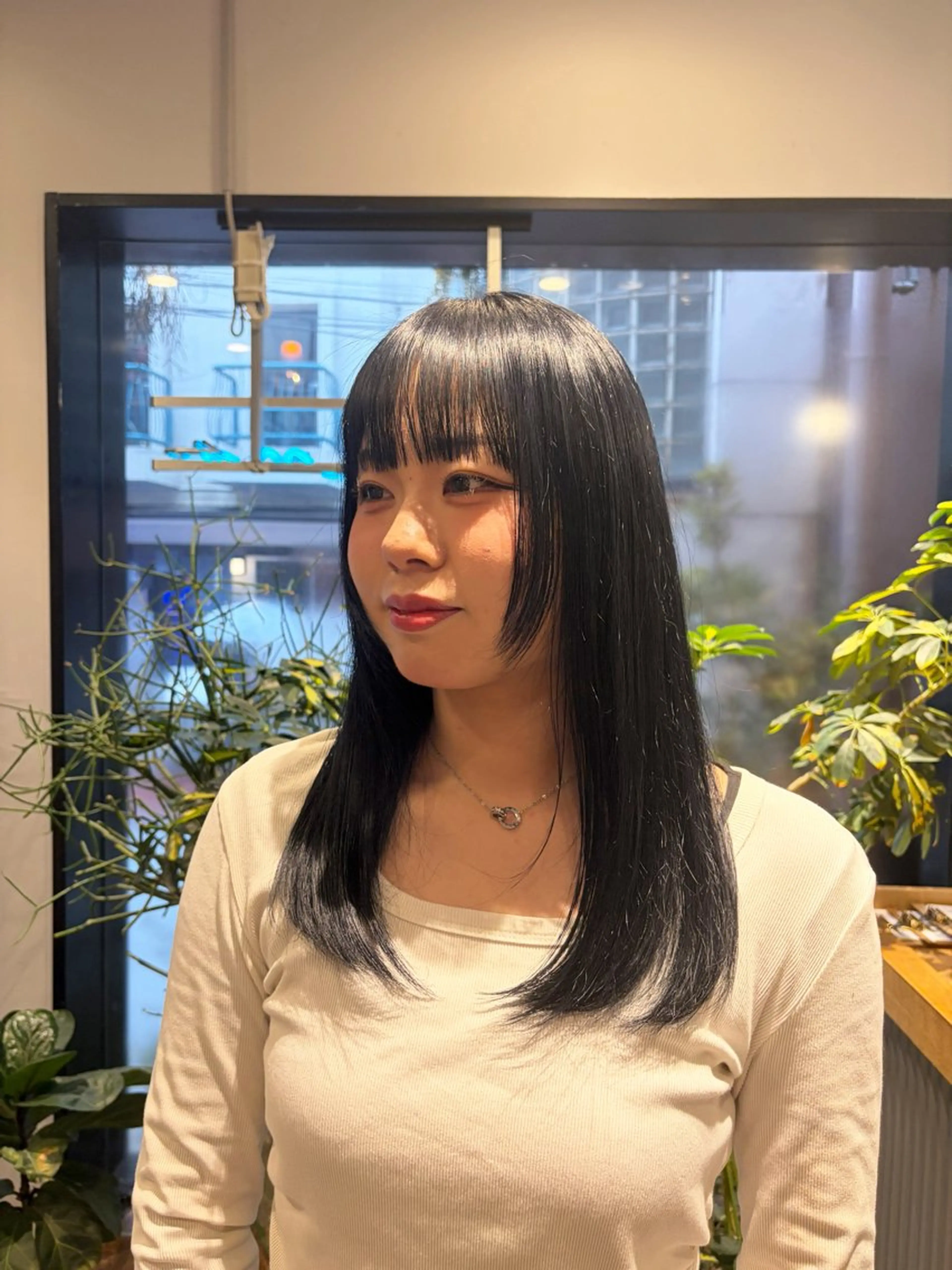 ロング カラー 黒髪 ブリーチ ブルーカラー ブルーブラック Canna kotoriのヘアスタイル