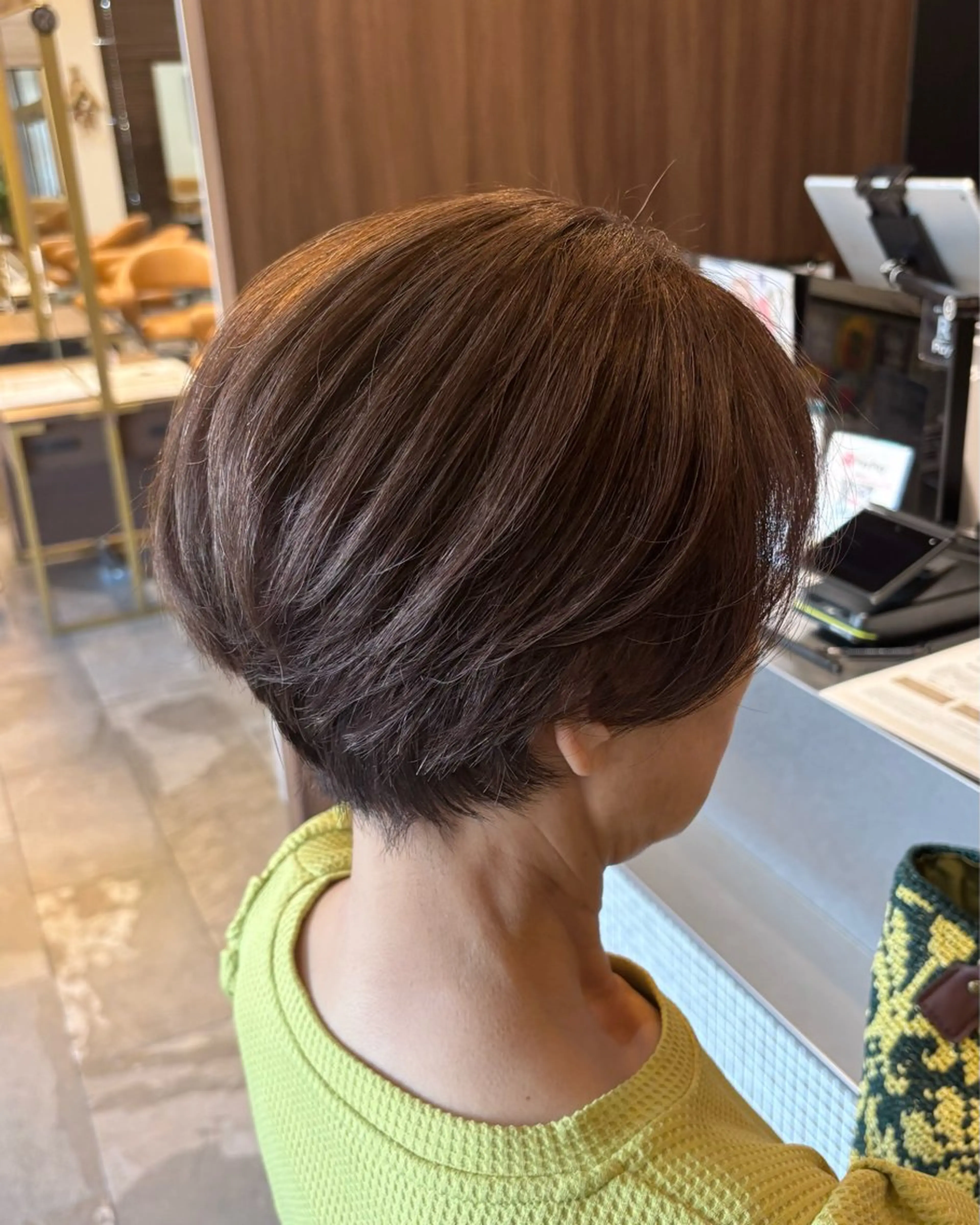 ショート 卒業式のヘアスタイル ハイライト 白髪ぼかし＆ショート ＆ツヤ髪💎YUMAのヘアスタイル