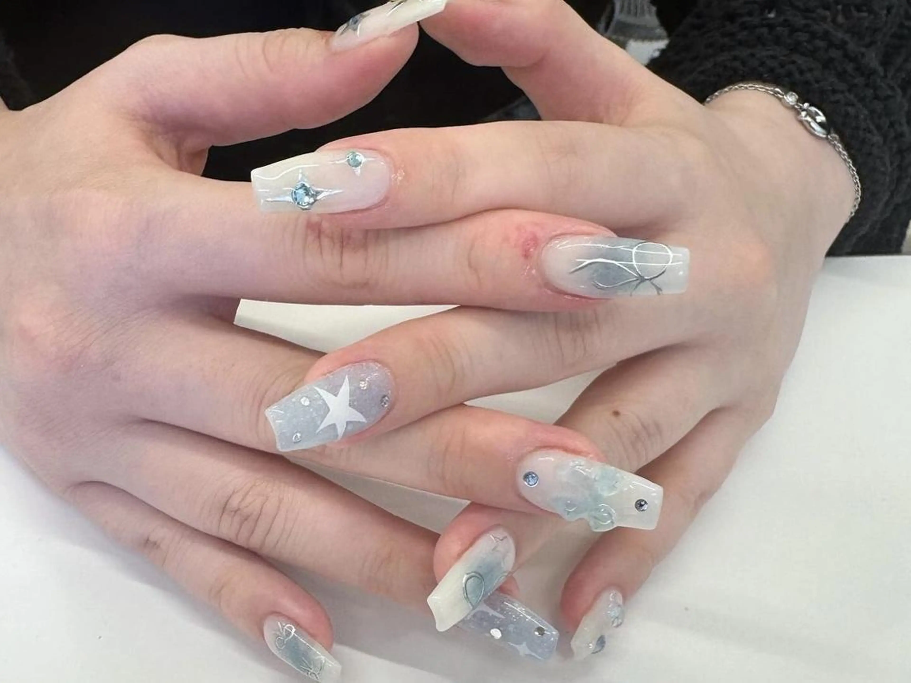 ネイル チークネイル 韓国ネイル リボン 夏ネイル ワンホンネイル 🌈fein.トータ ルビューティー🌈のマツエク・マツパデザイン