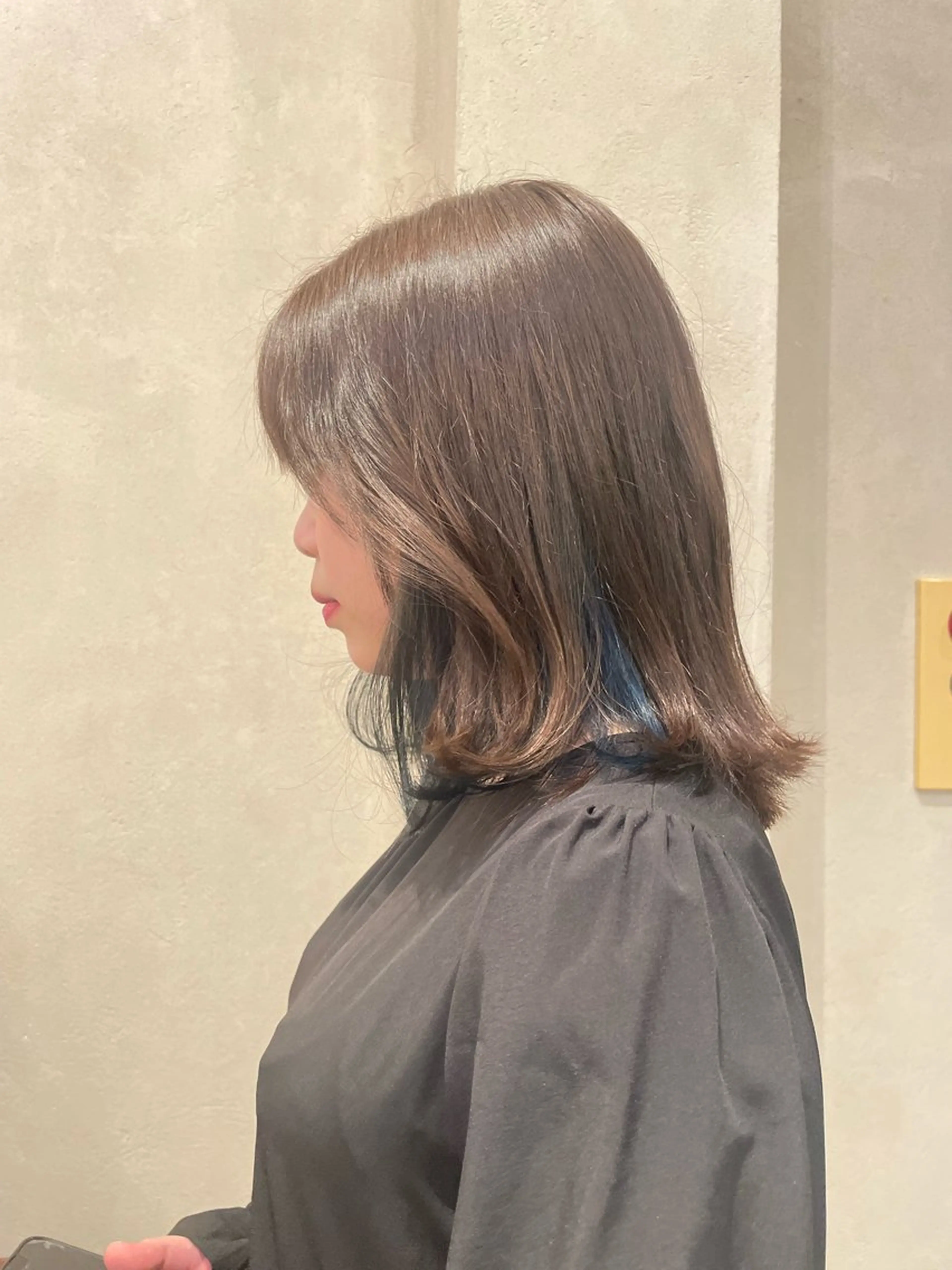 ミディアム カラー ブルーカラー インナーカラー カット ヘアカラー roost 優のヘアスタイル