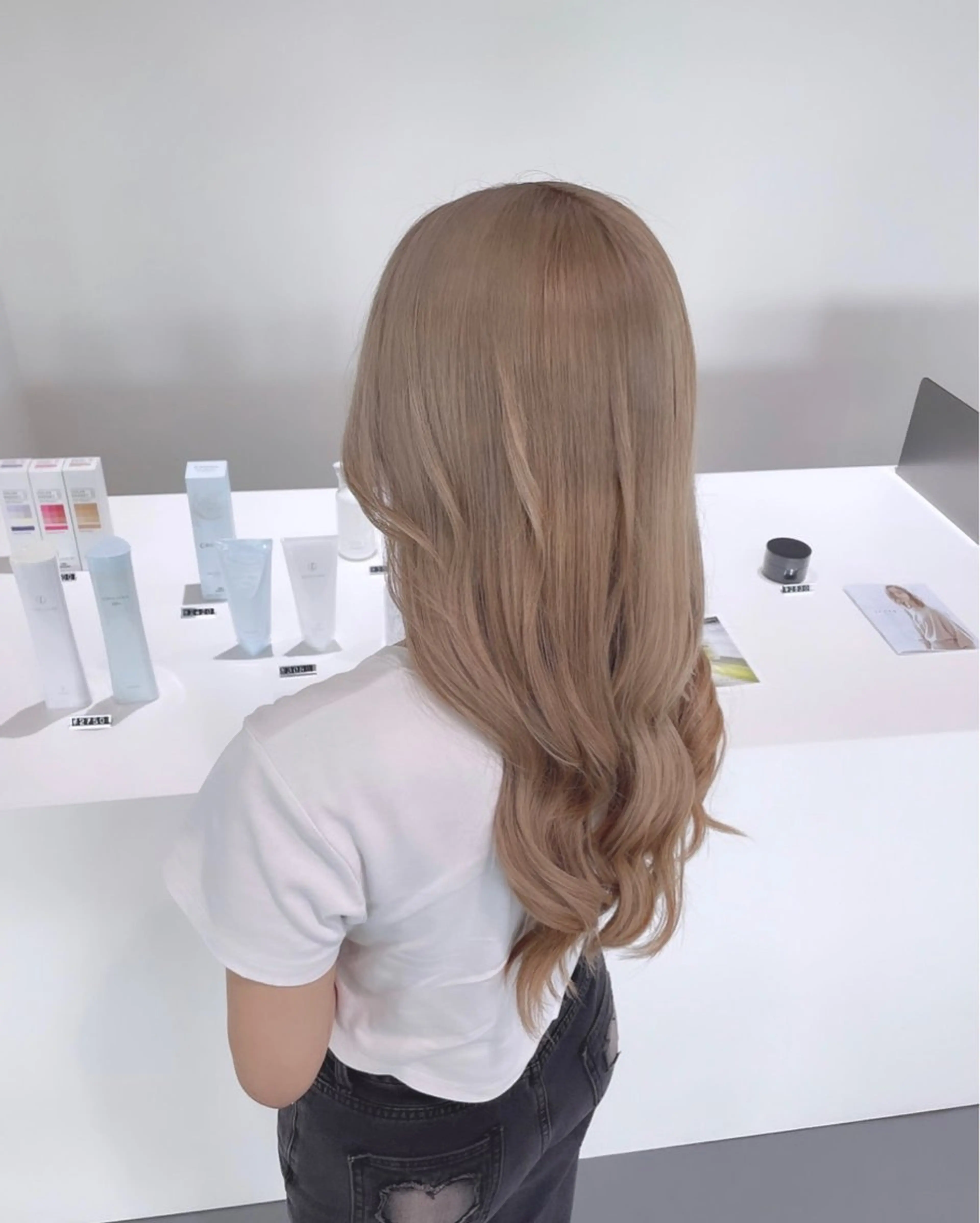 セミロング ヘアカラー 西山祐生/ハイトーン /ケアブリーチ/艶髪のヘアスタイル