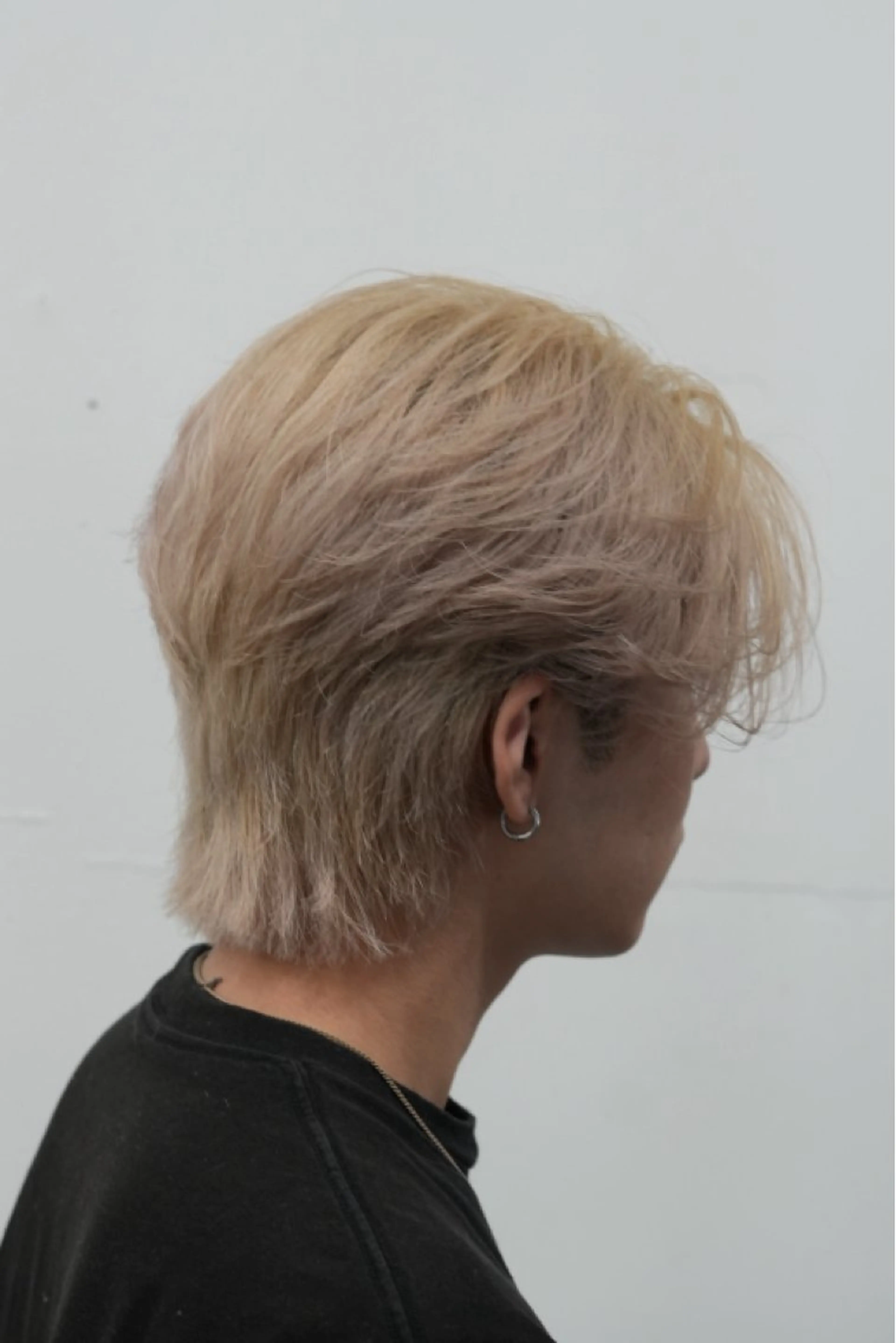 ショート カラー メンズ メンズウルフカット ベージュカラー ホワイトベージュ ウルフカット 湖城 恵吾のヘアスタイル