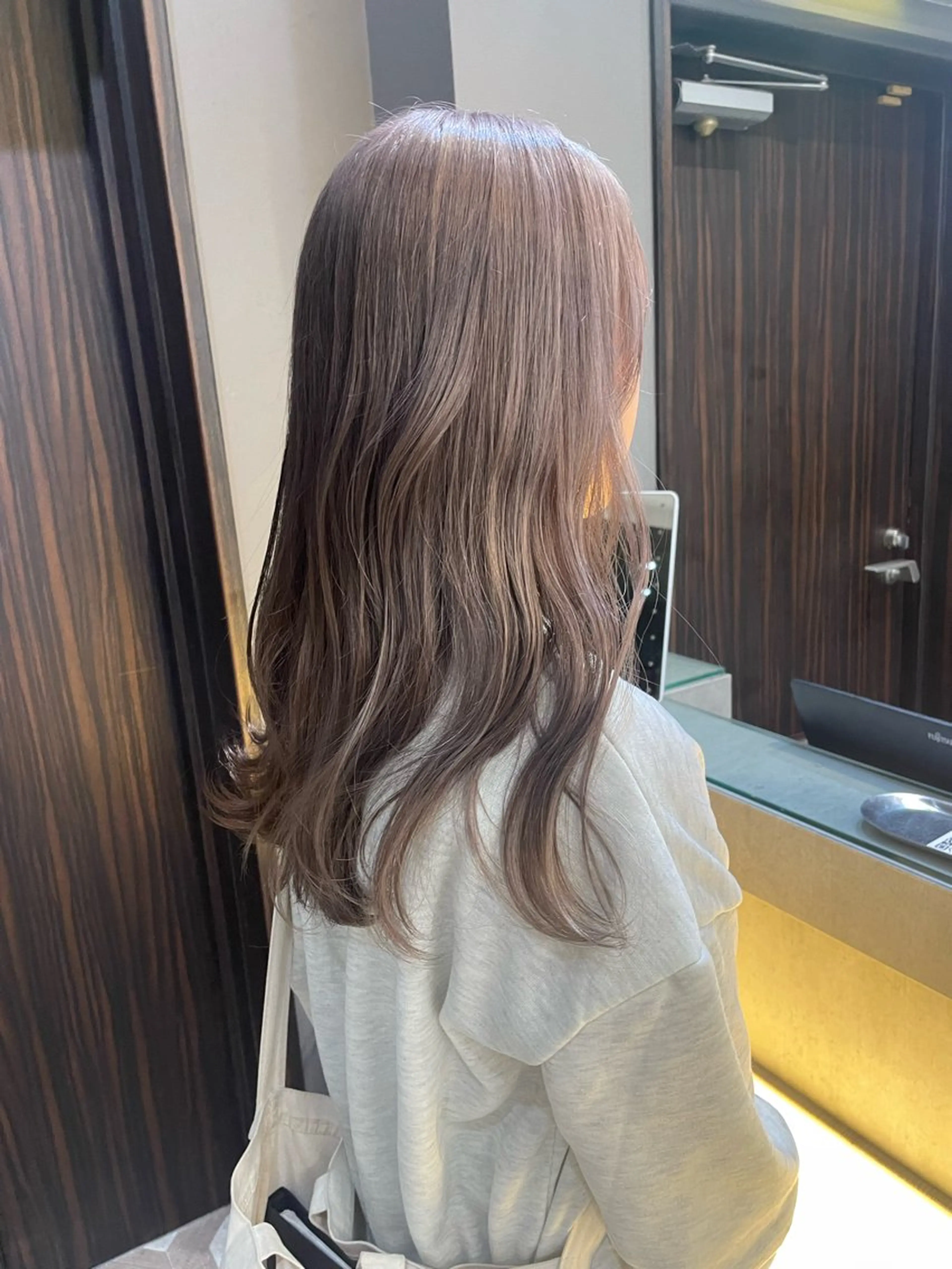 カラー ベージュカラー AIRI layer cut hairのヘアスタイル