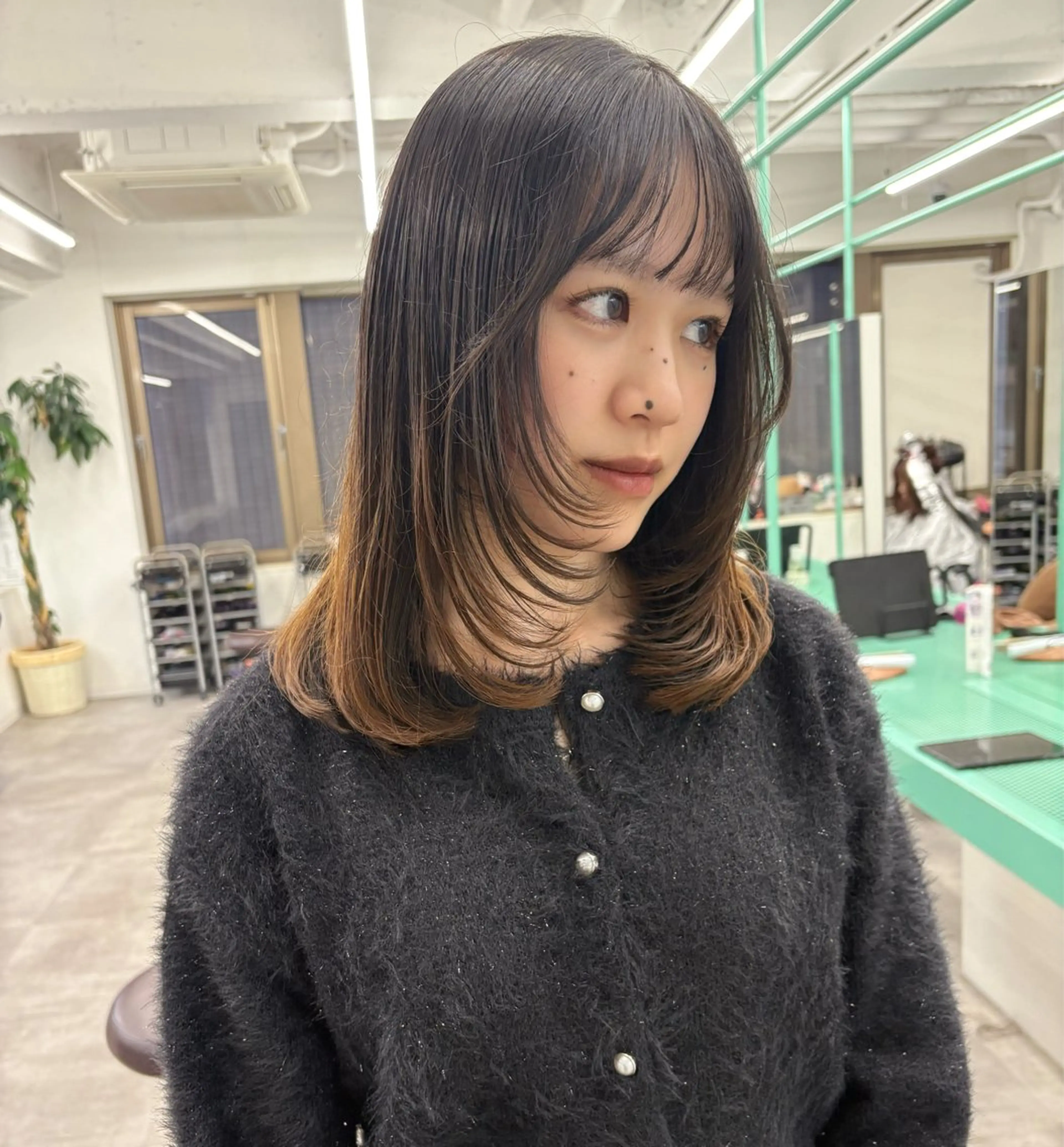 ミディアム 顔まわりレイヤー 顔周りカット レイヤーカット カット トリートメント 綾乃／デザインカラー ／ハイトーン／ボブのヘアスタイル