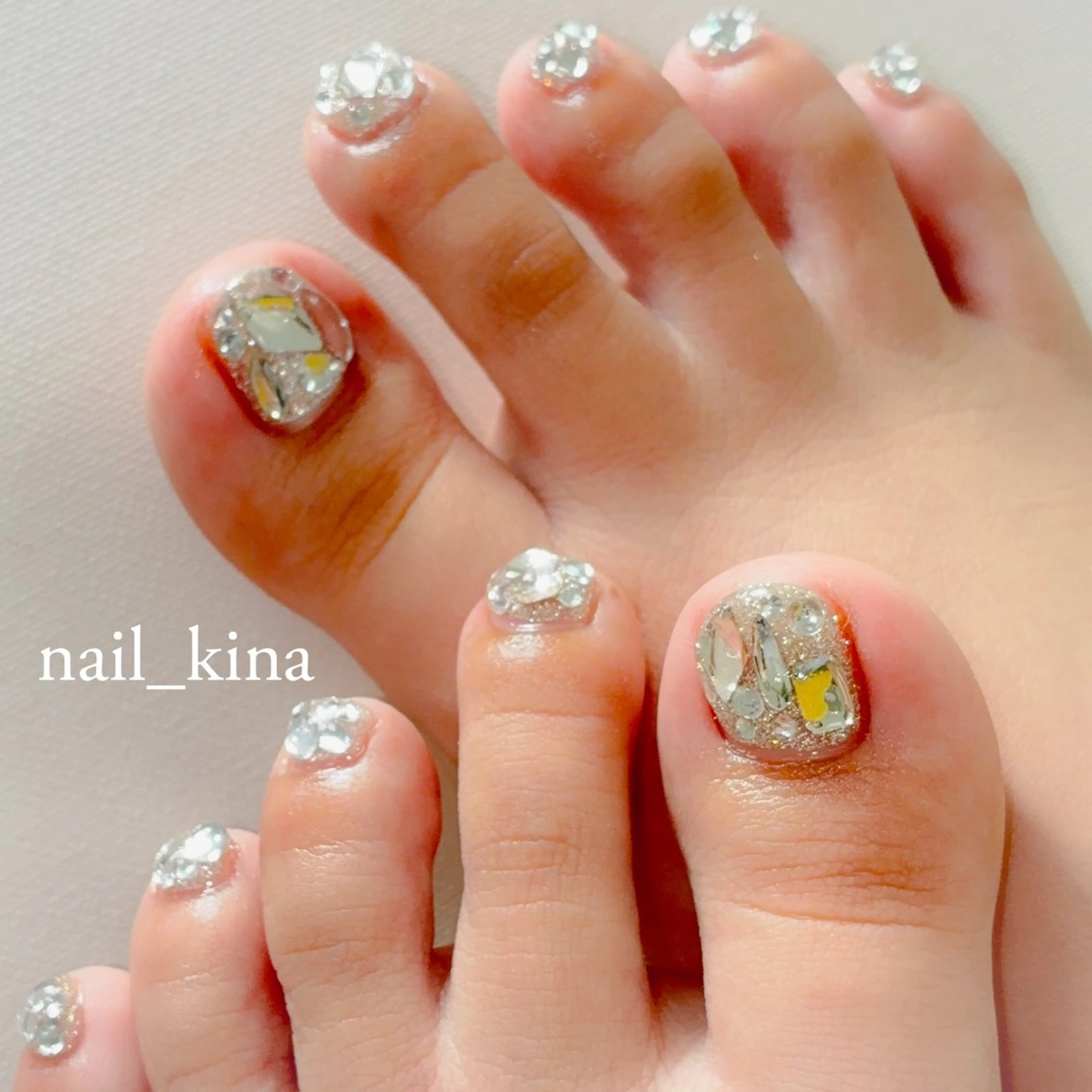 ネイル フットネイル キラキラネイル ワンカラーネイル 夏ネイル nail_ kinaのネイルデザイン