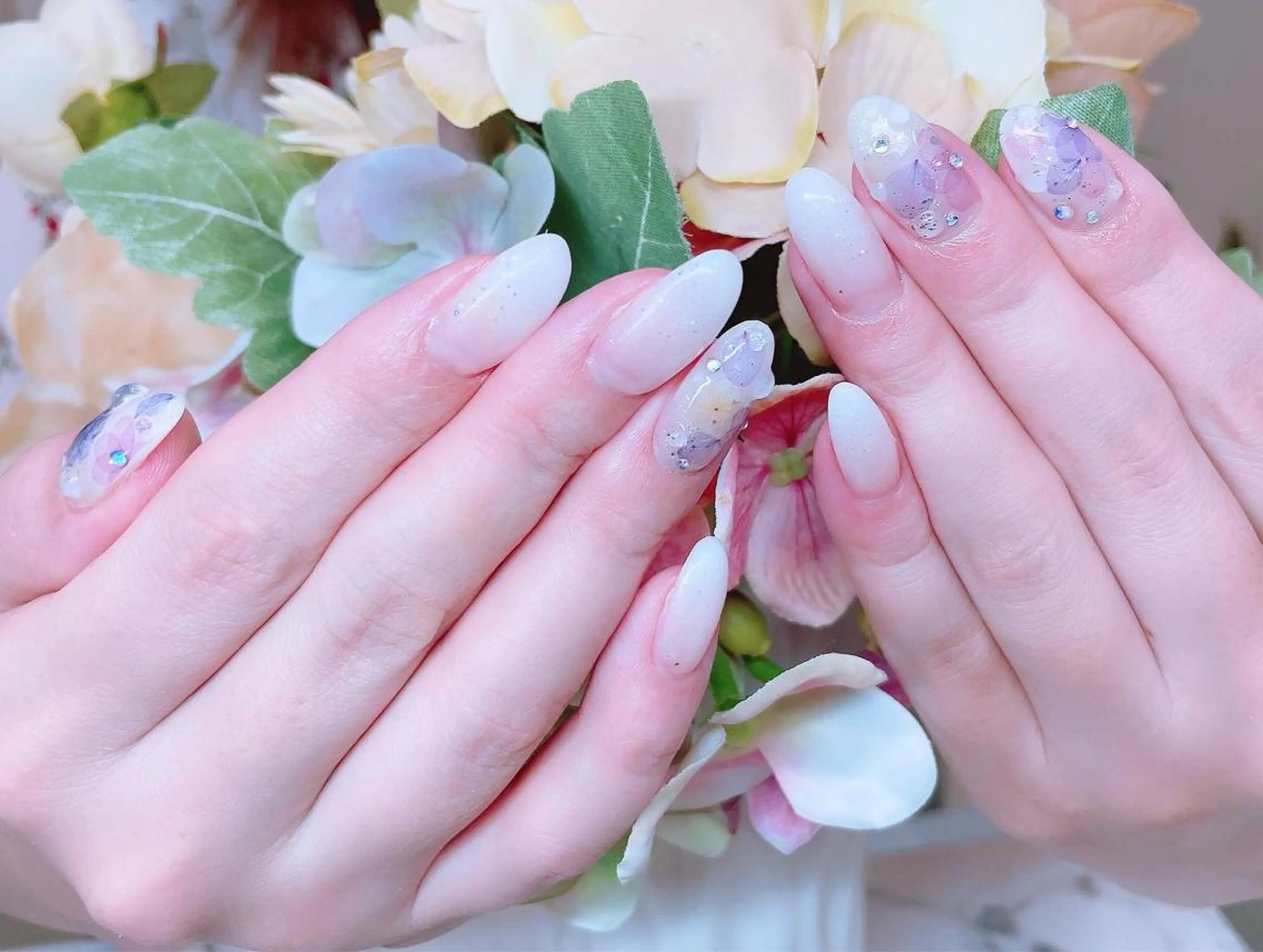 ネイル オーロラネイル ブルー フラワーネイル ジェルネイル グラデーション Lilas Nailのネイルデザイン