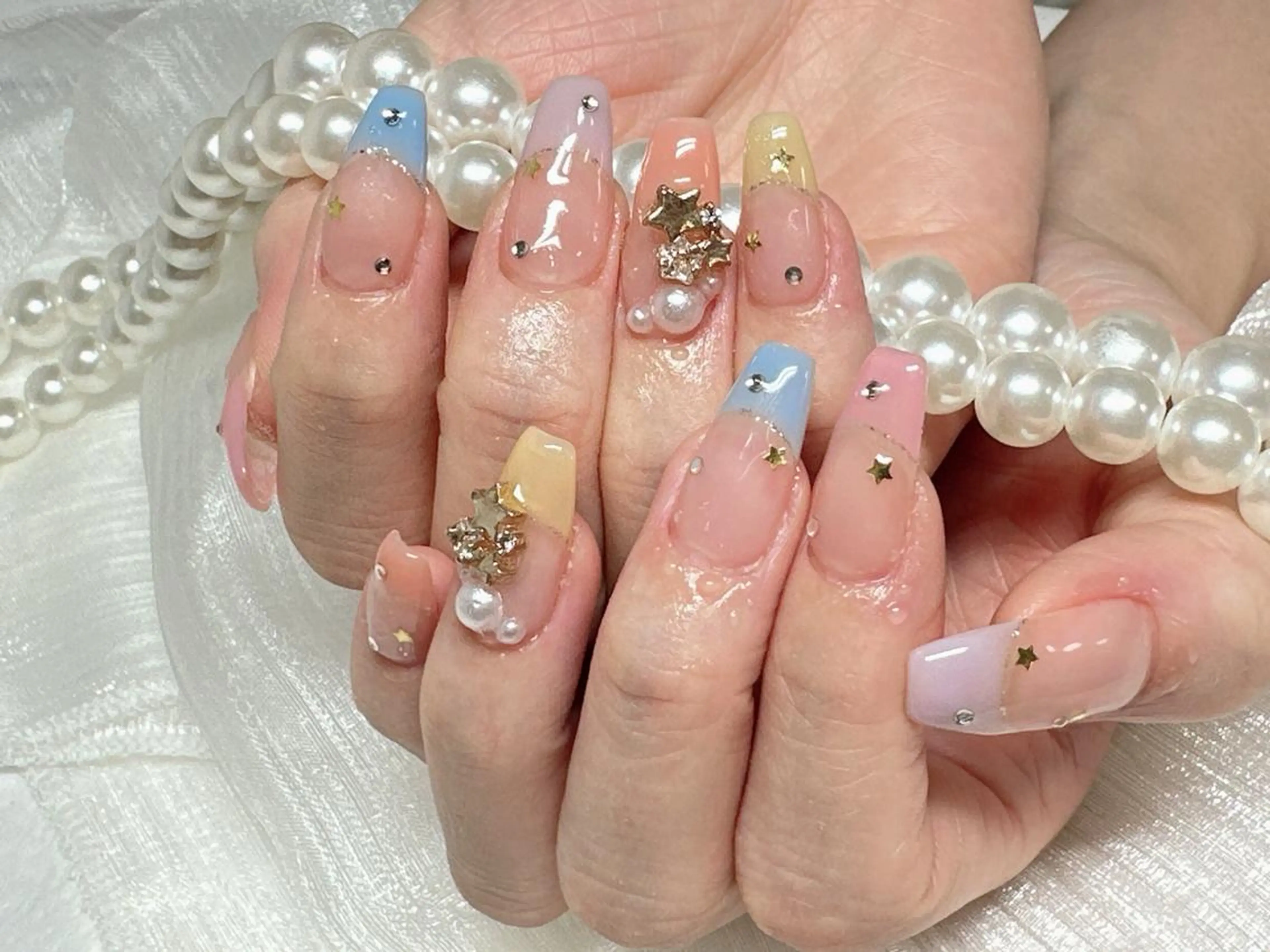 ネイル オーロラネイル 長さ出し フレンチネイル ガーリー キラキラネイル ハンドネイル Lucky nail salonのネイルデザイン
