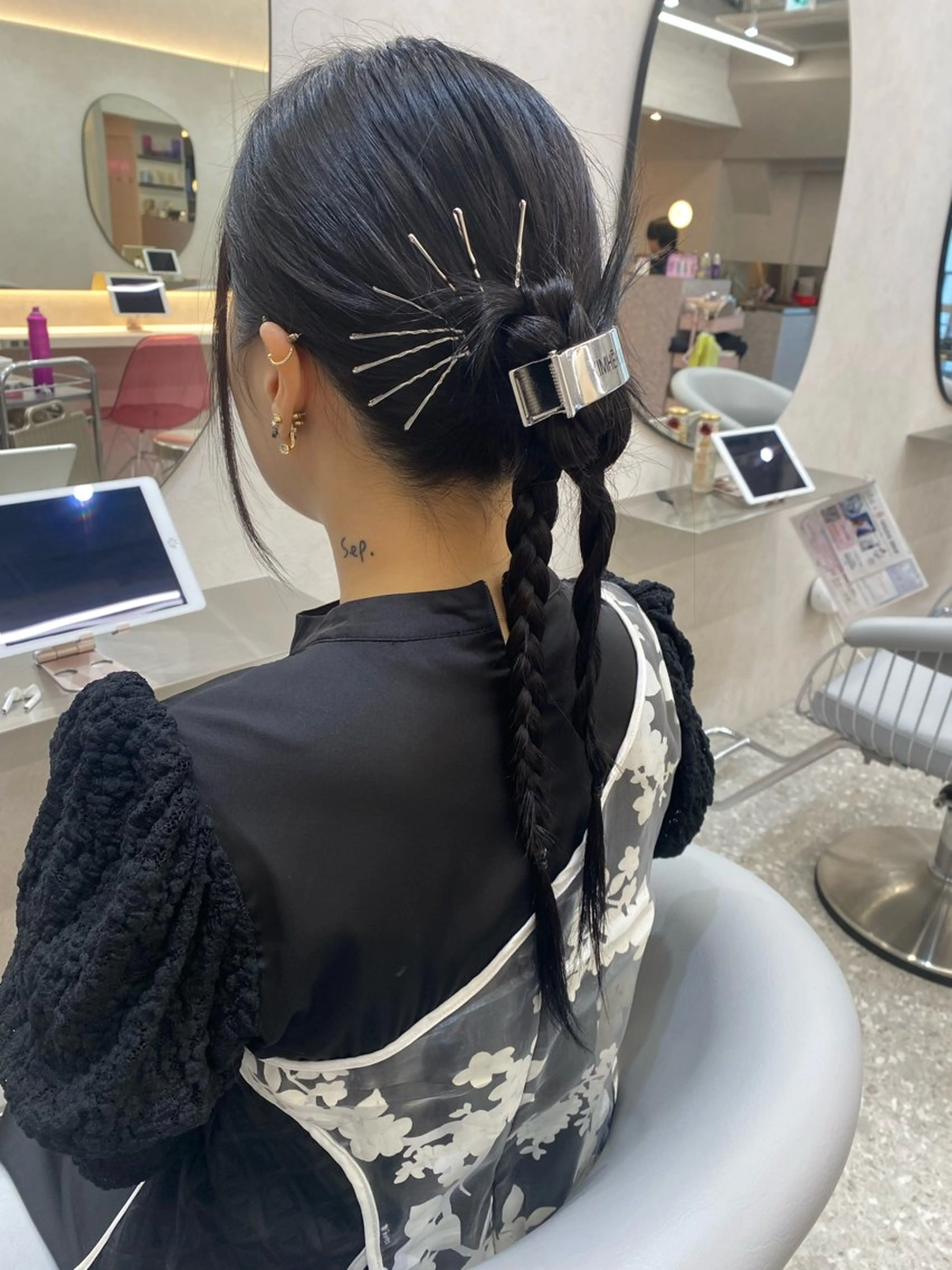 ロング カラー ヘアアレンジ ワンホンヘア ヘアセット なな 顔周りカット /シールエクステのヘアスタイル