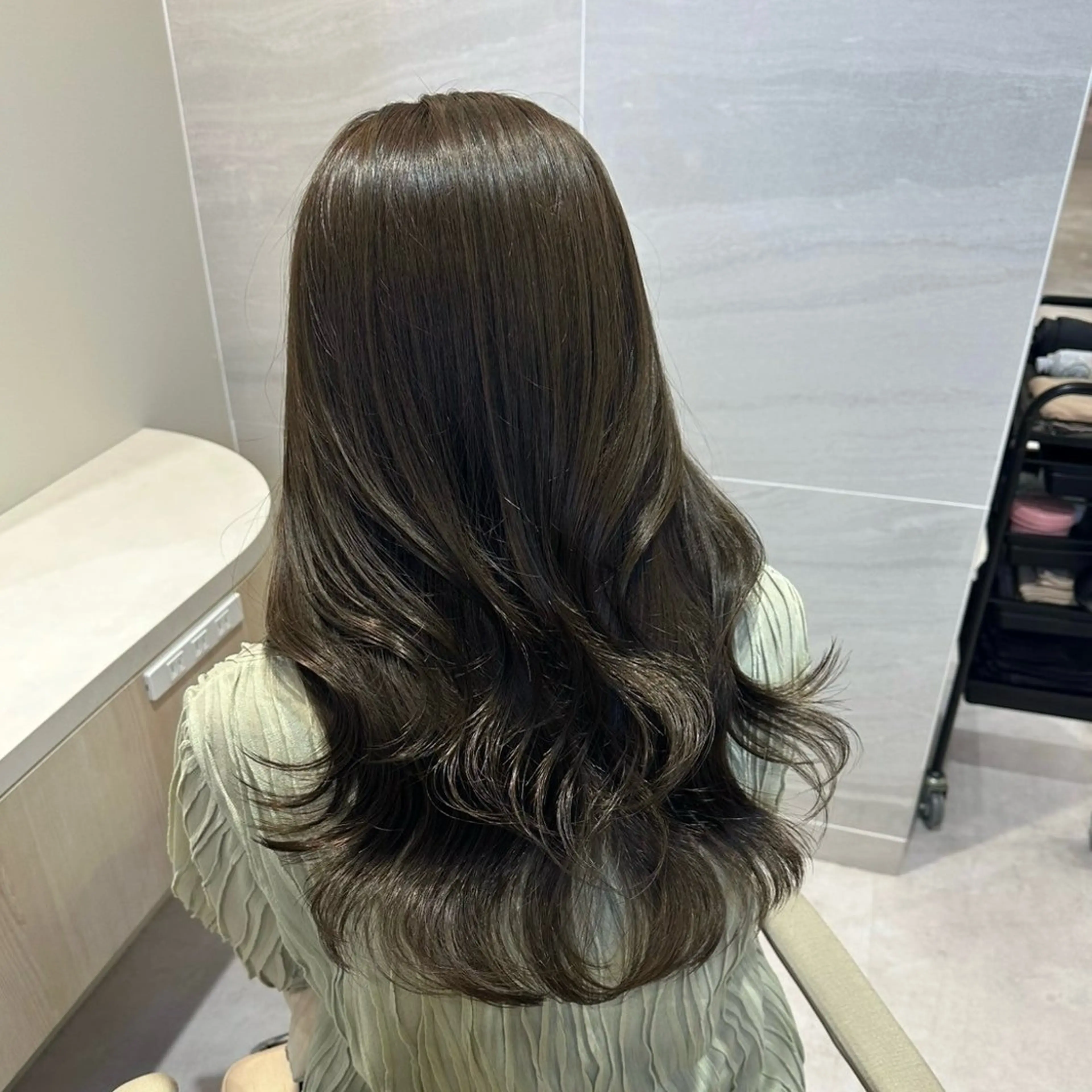 セミロング カラー ブリーチ ダブルカラー グレージュ ブリーチなしカラー オリーブグレージュ カット ヘアカラー 透明感カラー🌿 グレージュ🐺陽介のヘアスタイル