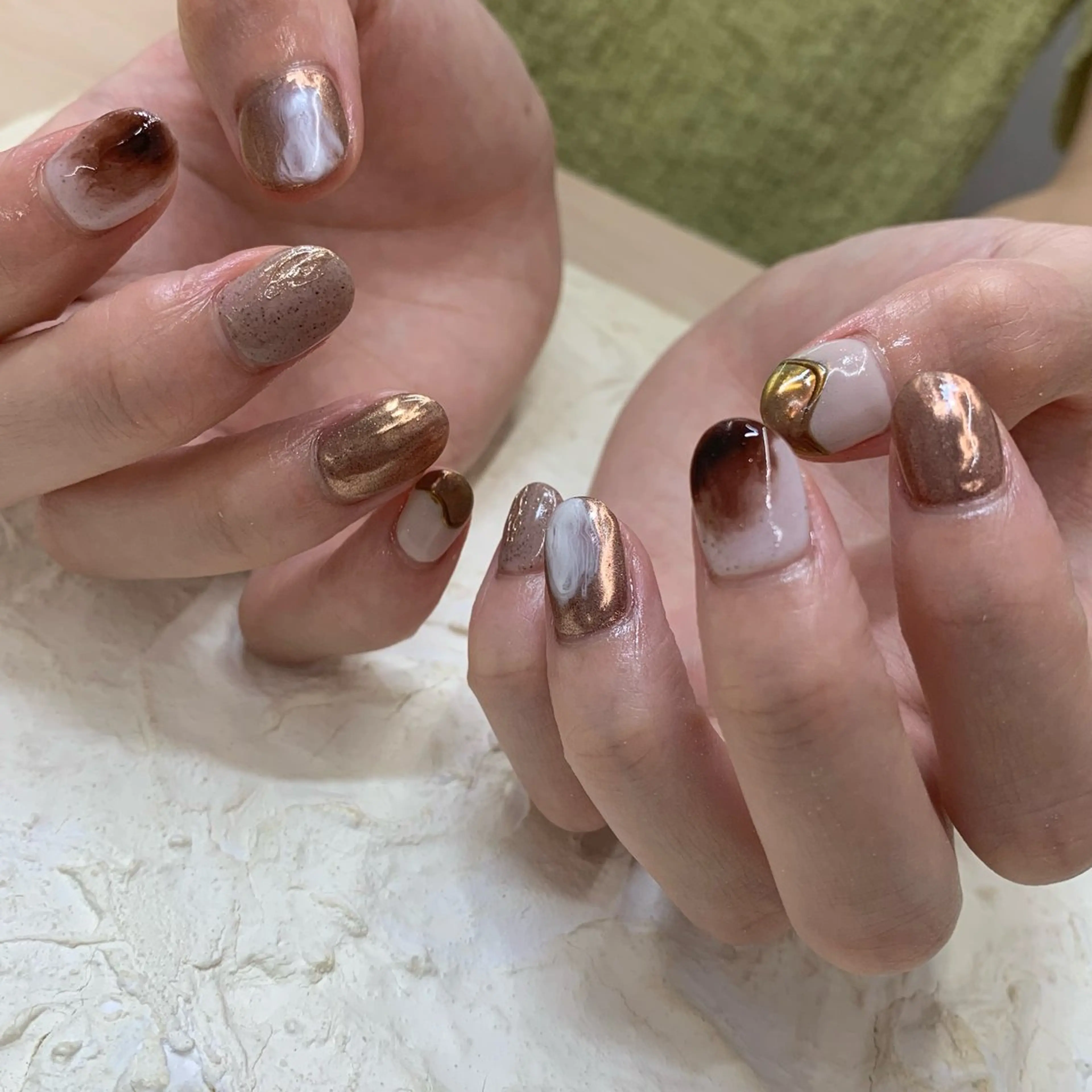 ネイル ブラウン マキノ ユイのネイルデザイン