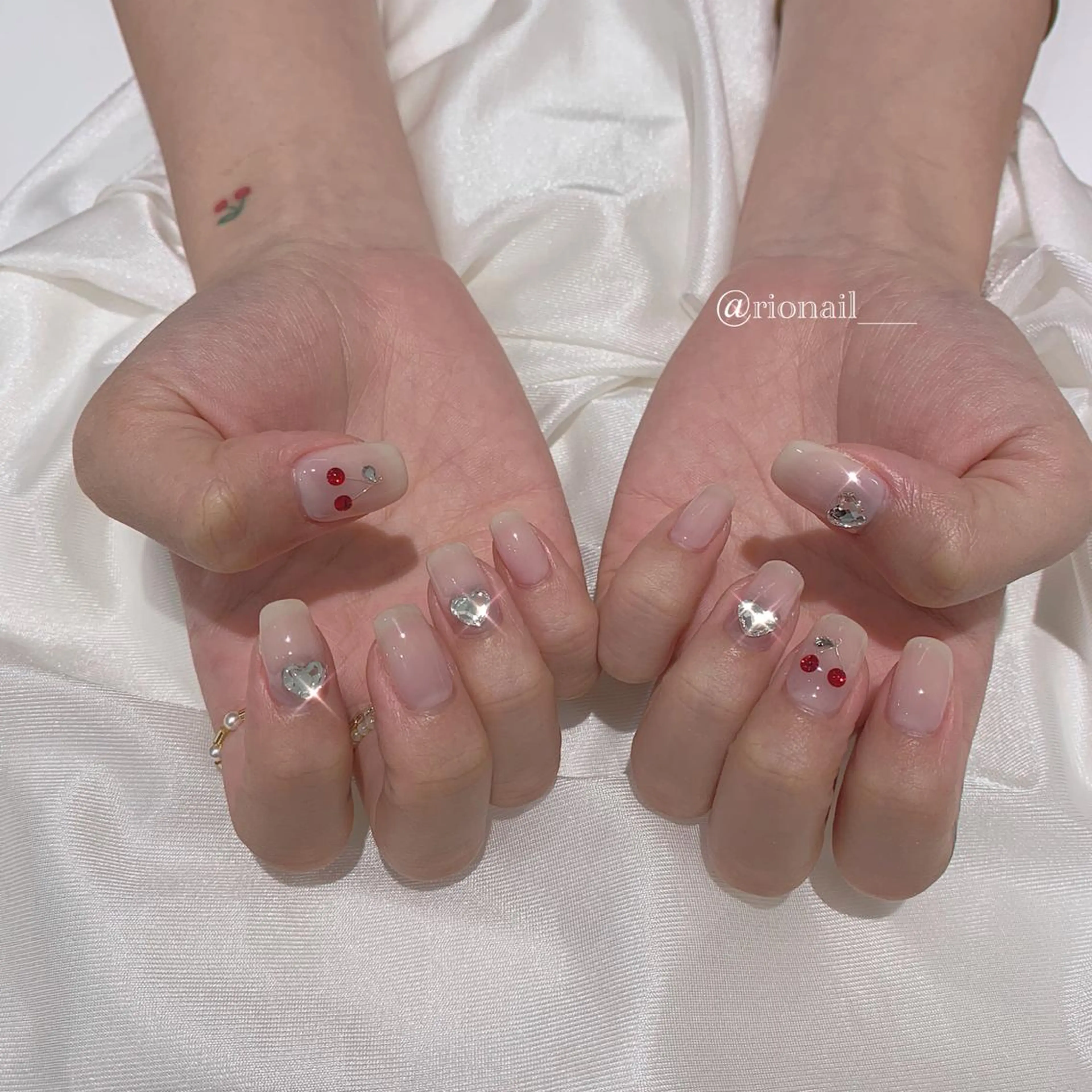 ネイル アートネイル ハンドネイル 𝘙𝘪𝘰𝘯𝘢 ...🕯🤍のネイルデザイン