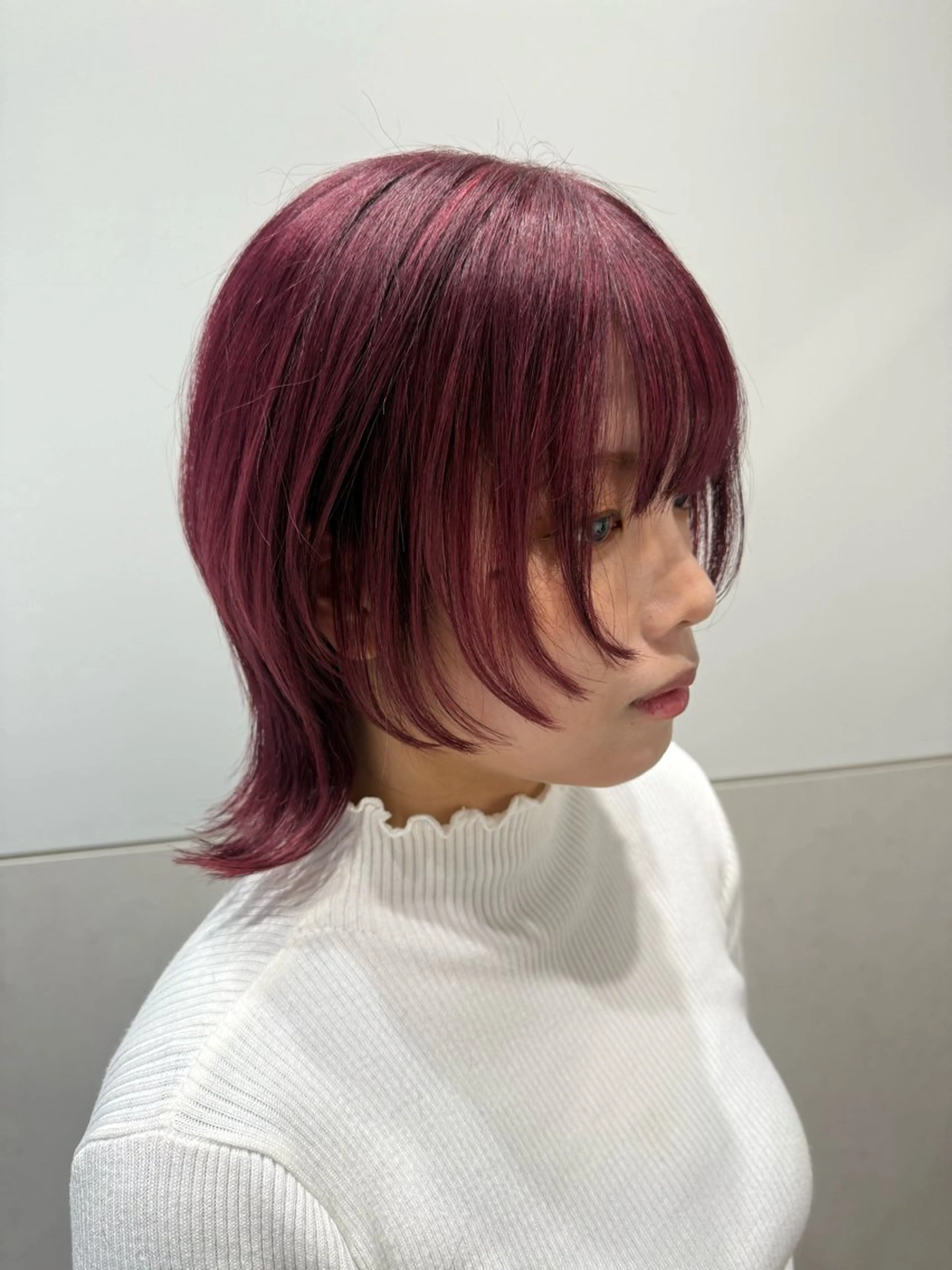 セミロング カラー ブリーチ ボルドーカラー ケアブリーチ カシス ダブルカラー ヘアカラー トリートメント インナーカラー 推し ブリーチ  髪質改善のヘアスタイル