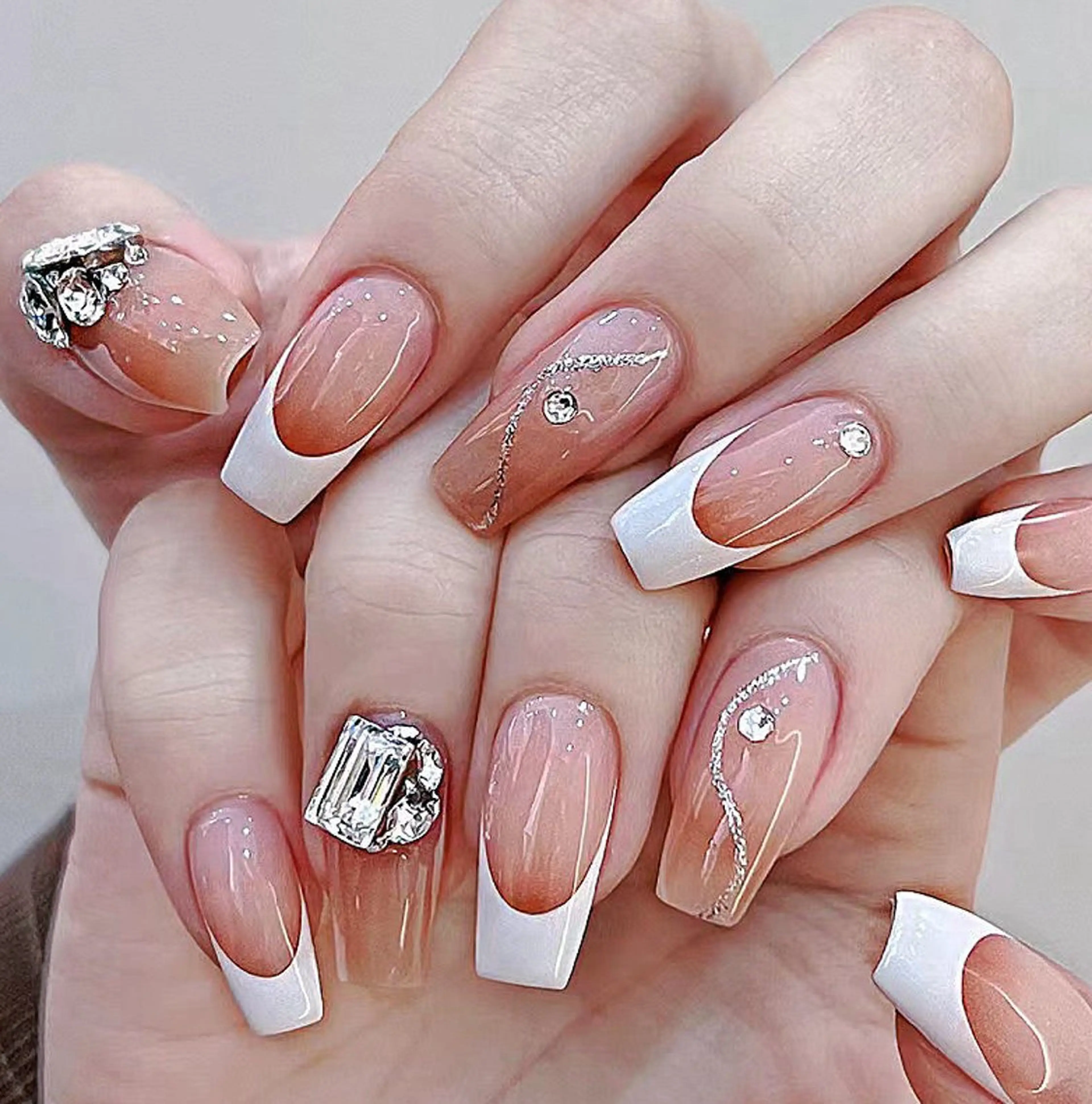 ネイル ハンドネイル AngelChris ビューティーサロンのネイルデザイン