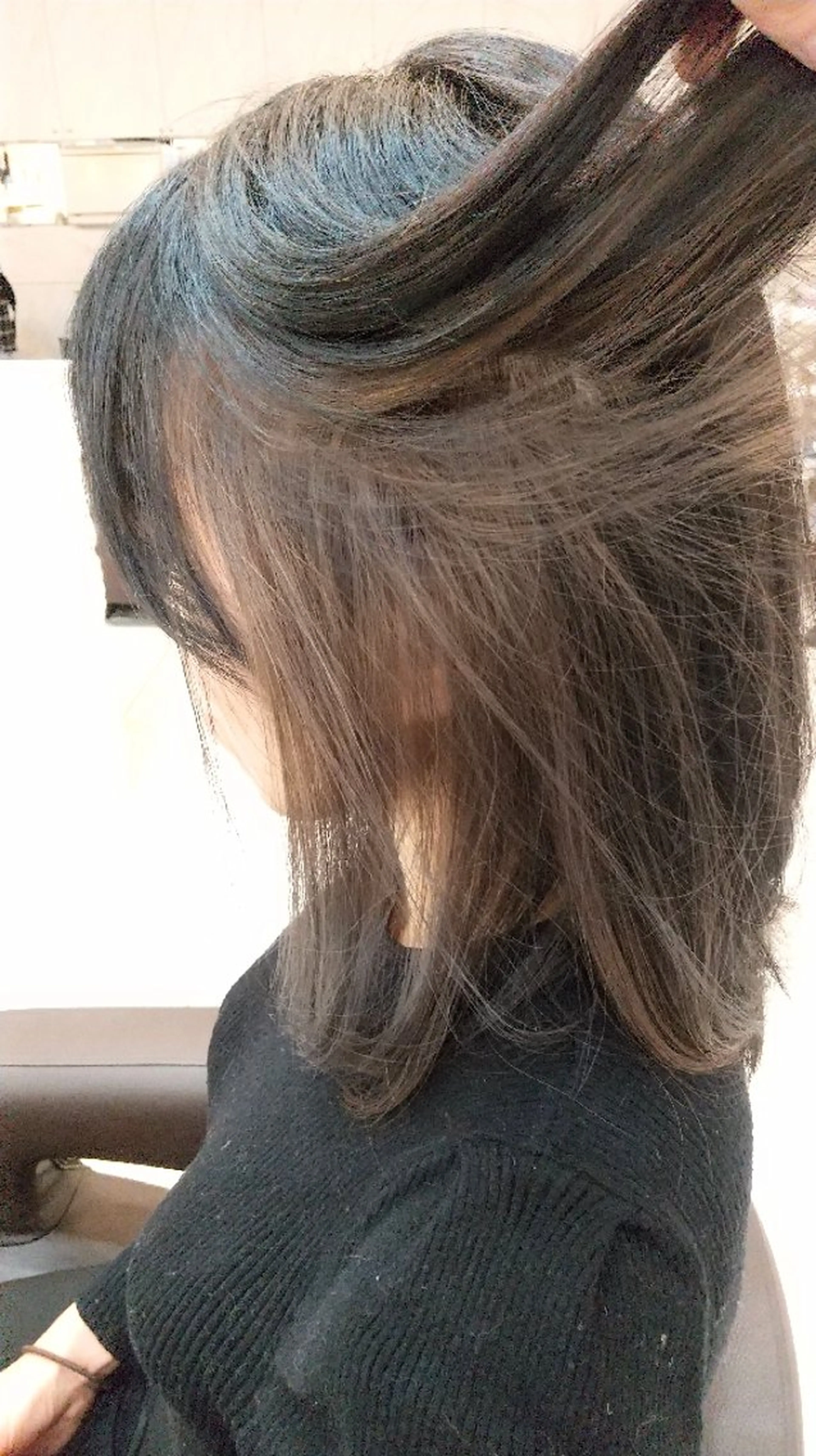 ミディアム カラー イヤリングカラー シルバー ヘアカラー トリートメント 小林暢🌟Orque 髪質改善サロン🌙のヘアスタイル