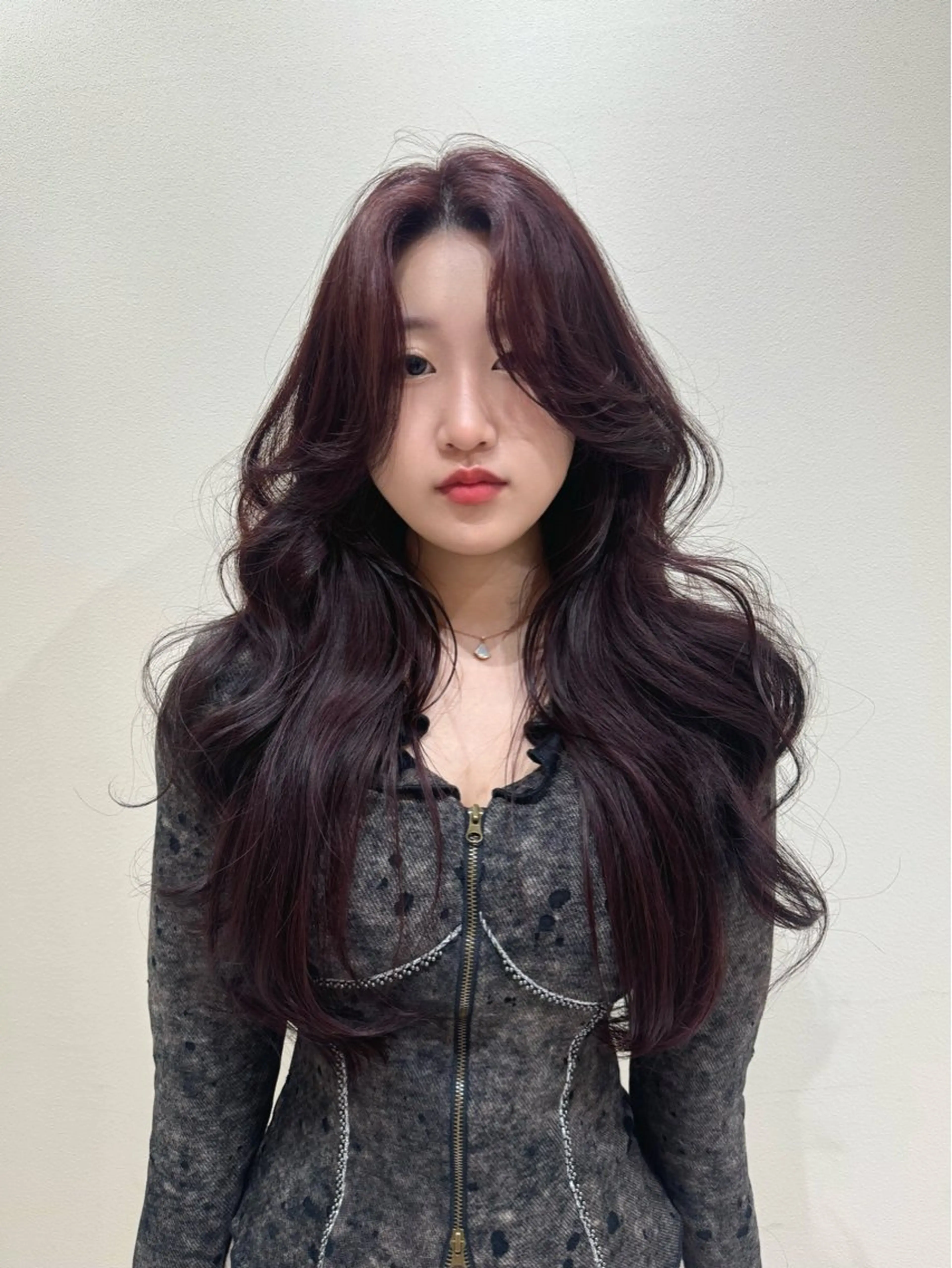 ロング カラー ヘアアレンジ ボルドーカラー くびれヘア レイヤーカット カット ヘアカラー トリートメント レイヤーカット🤍 RINAのヘアスタイル