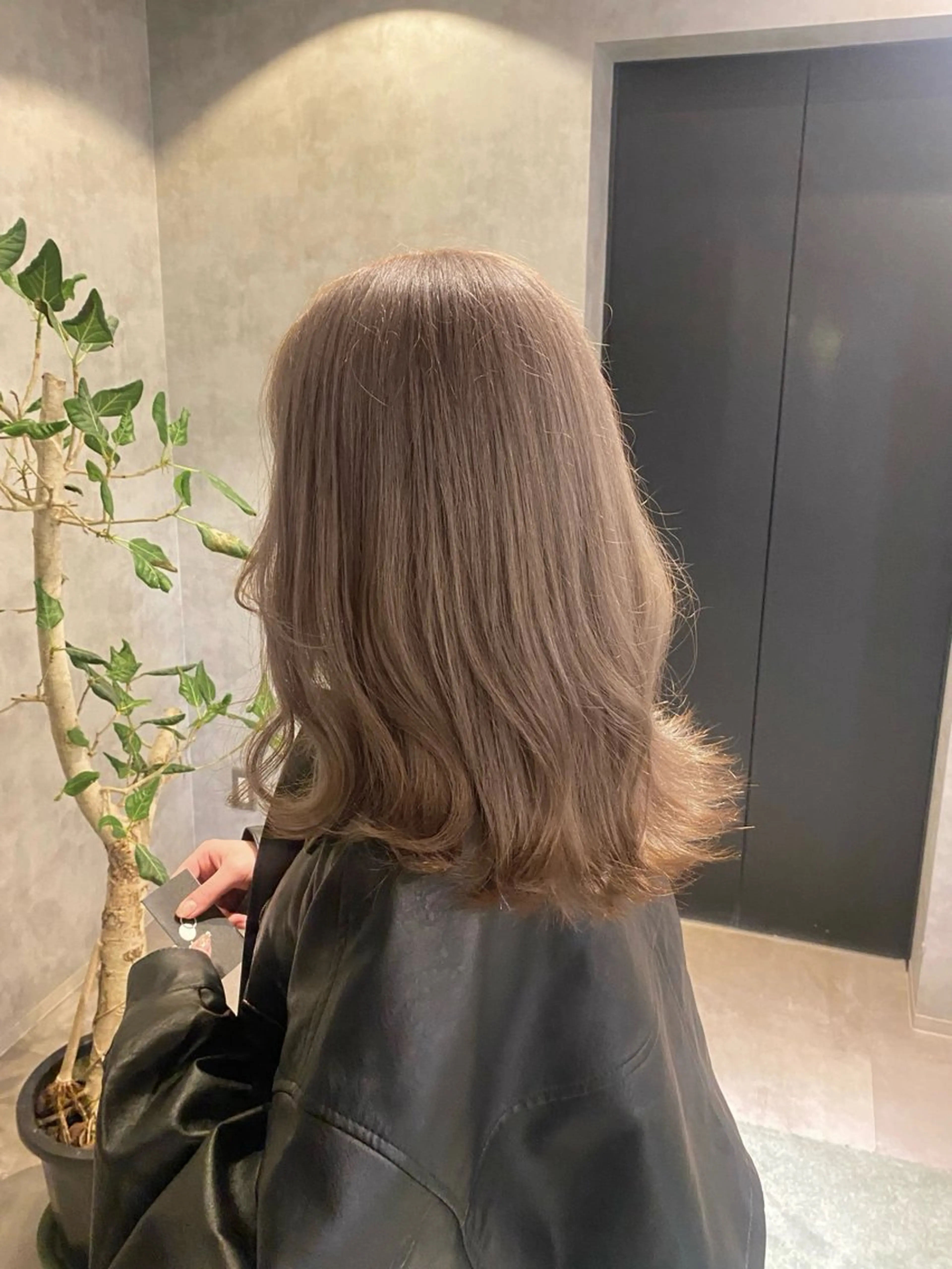 ロング カラー ベージュカラー ミルキーベージュ ヘアカラー トリートメント ヘッドスパ ヘアセット 淡色/ワンホンヘア 🤍MINORIのヘアスタイル