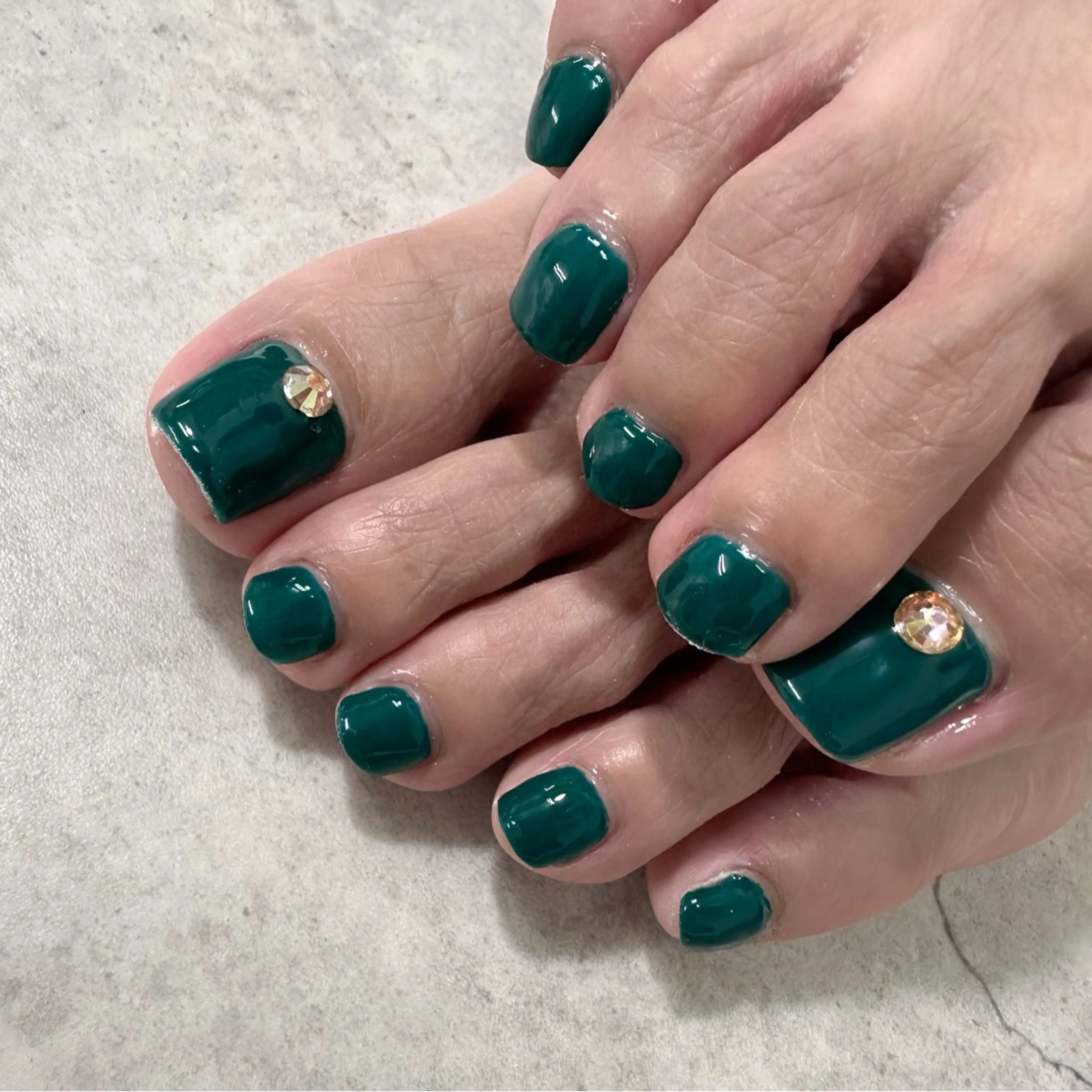 ネイル フットネイル グリーン ストーンネイル フットネイル 🫧RaLa ⭐︎AYAKA🫧のネイルデザイン