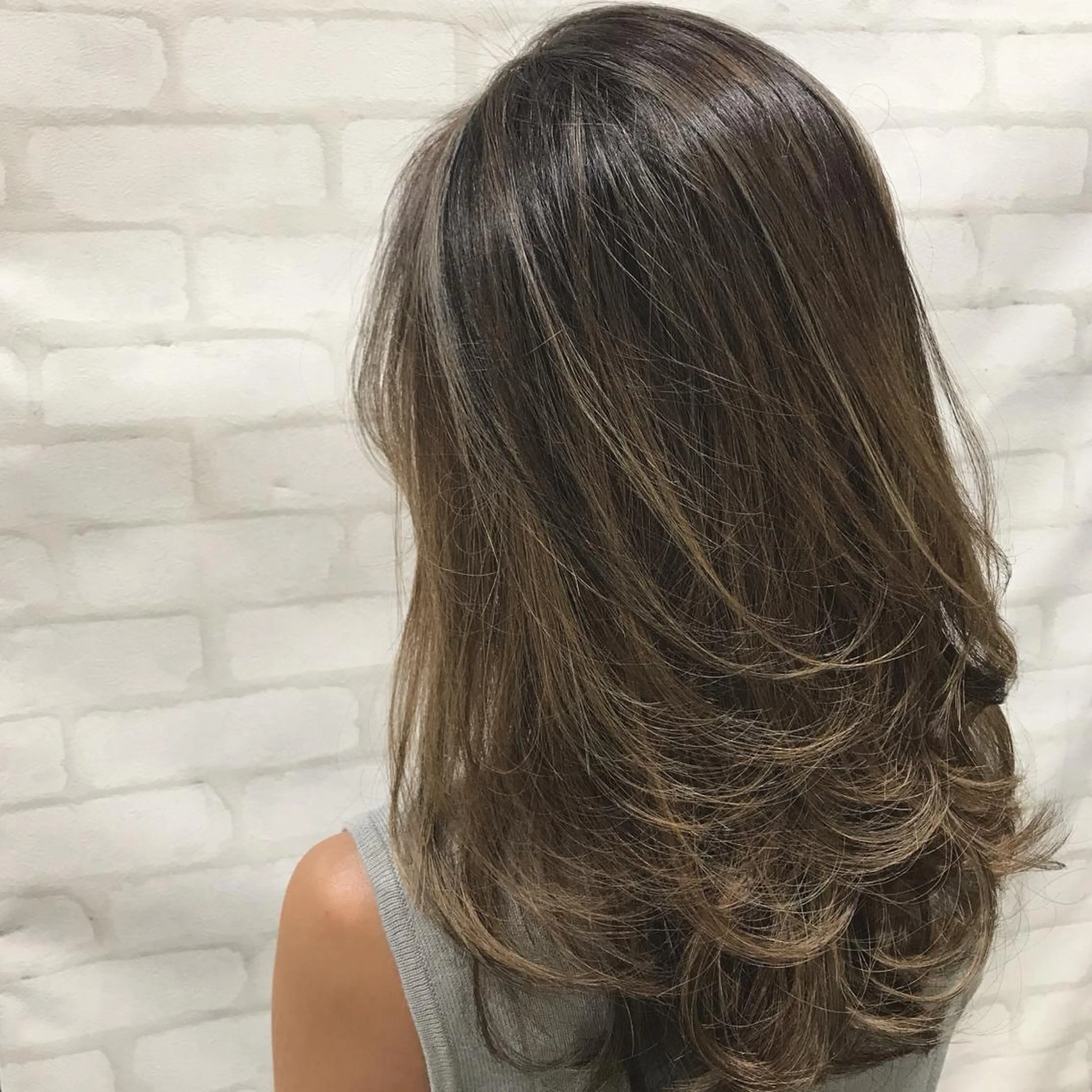 セミロング カラー アッシュ ベージュカラー ハイライトカラー イルミナカラー ハイライト AMI Hair  supply所属・髪質改善カラー韓国風 レイヤーtudaのヘアスタイル