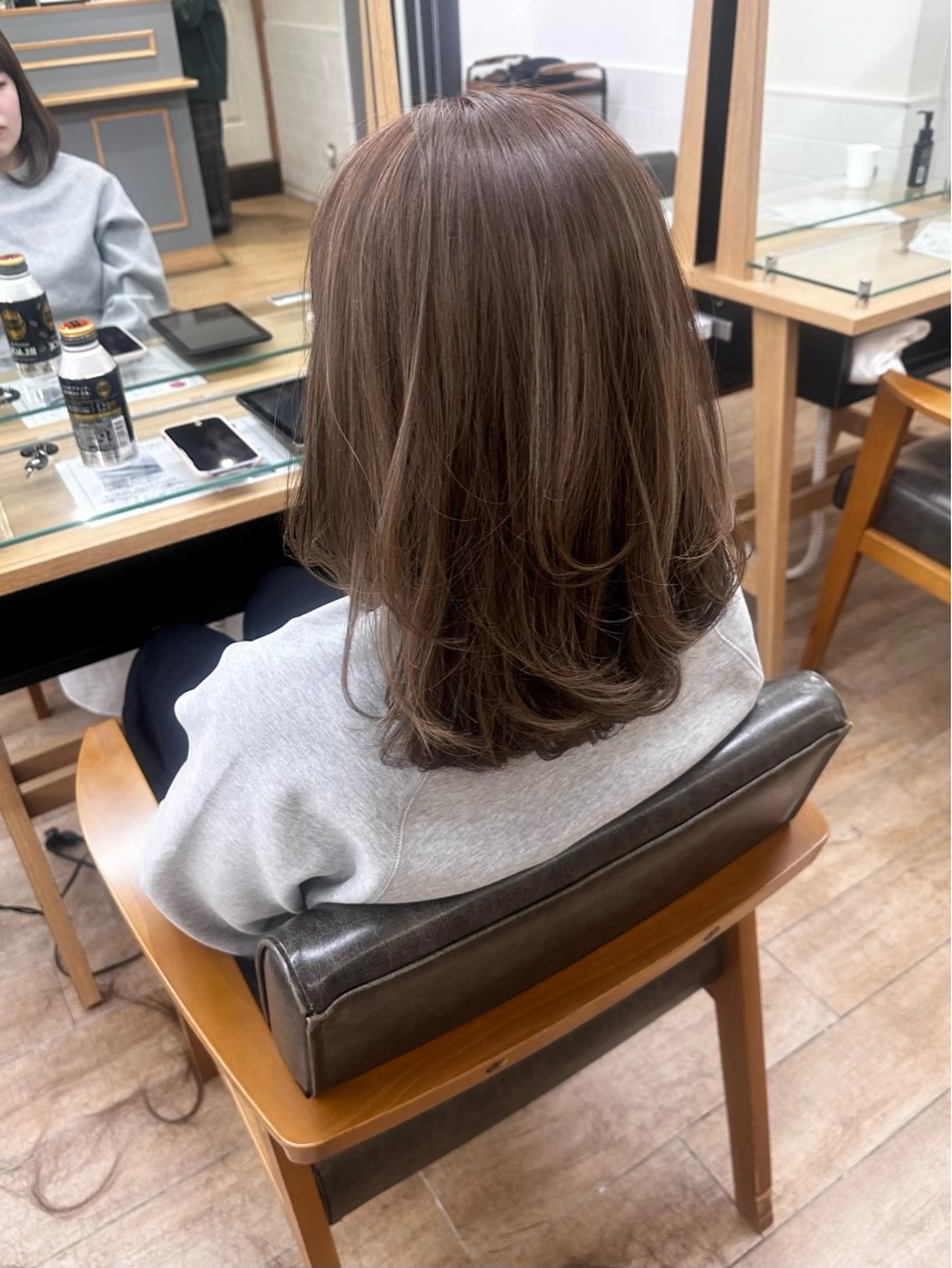 ミディアム カラー パーマ ヘアアレンジ メンズ キッズ カット ヘアカラー レイヤーカット／顔周 りカット/縮毛矯正のヘアスタイル