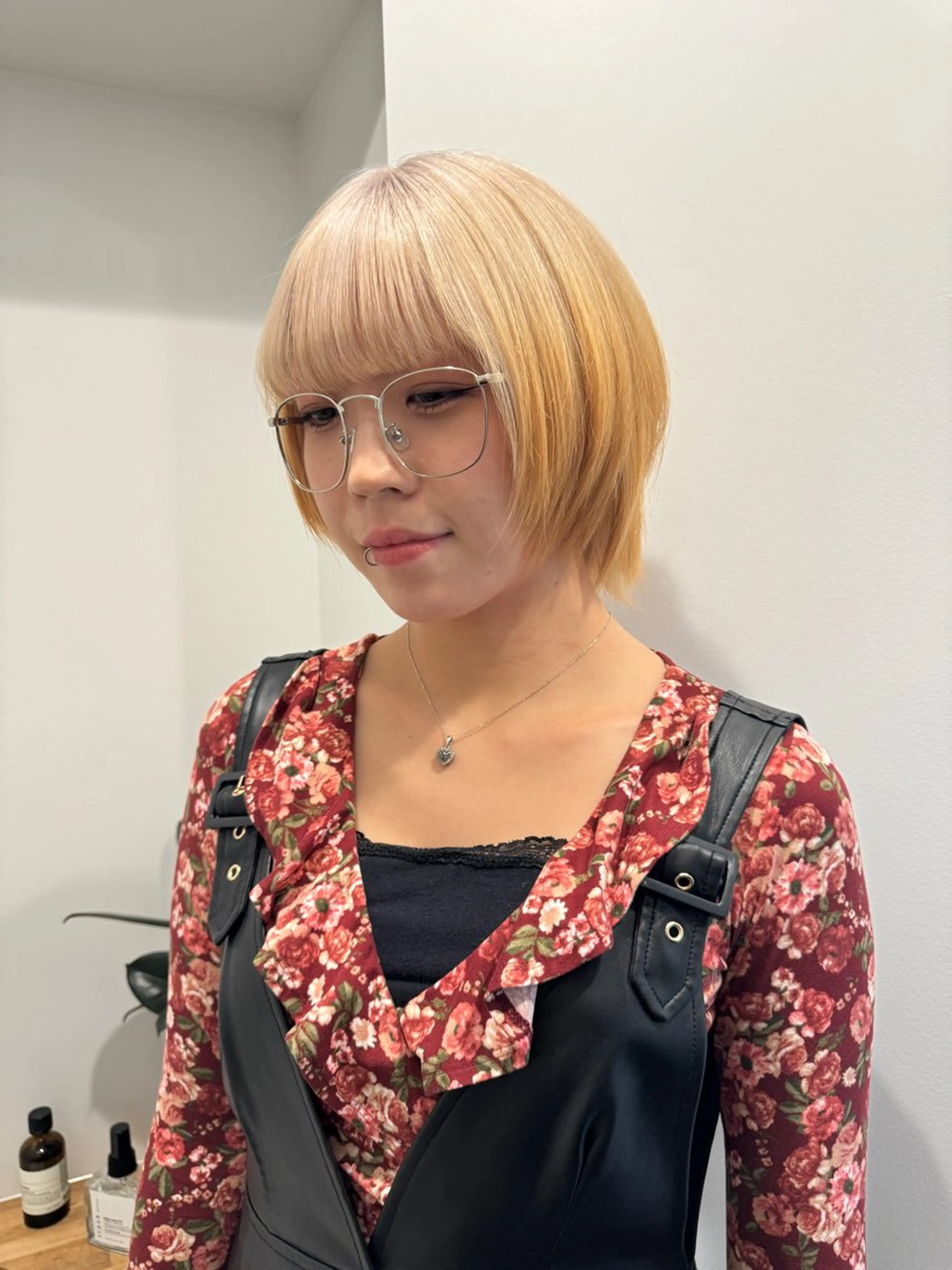 ミディアム カラー 切りっぱなしボブ レイヤー/縮毛矯正のヘアスタイル