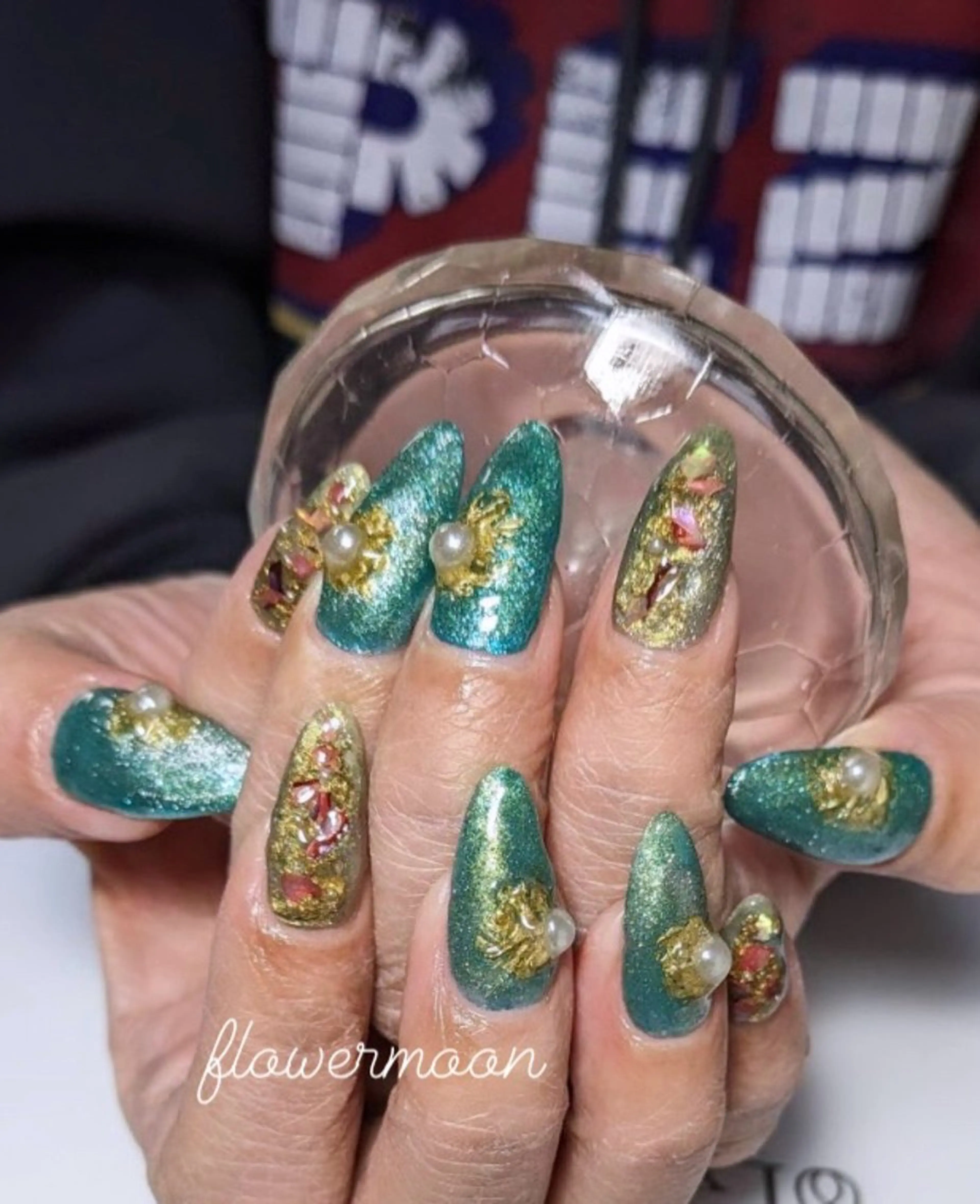 ネイル グリーン ニュアンスネイル フラワー ムーンのネイルデザイン