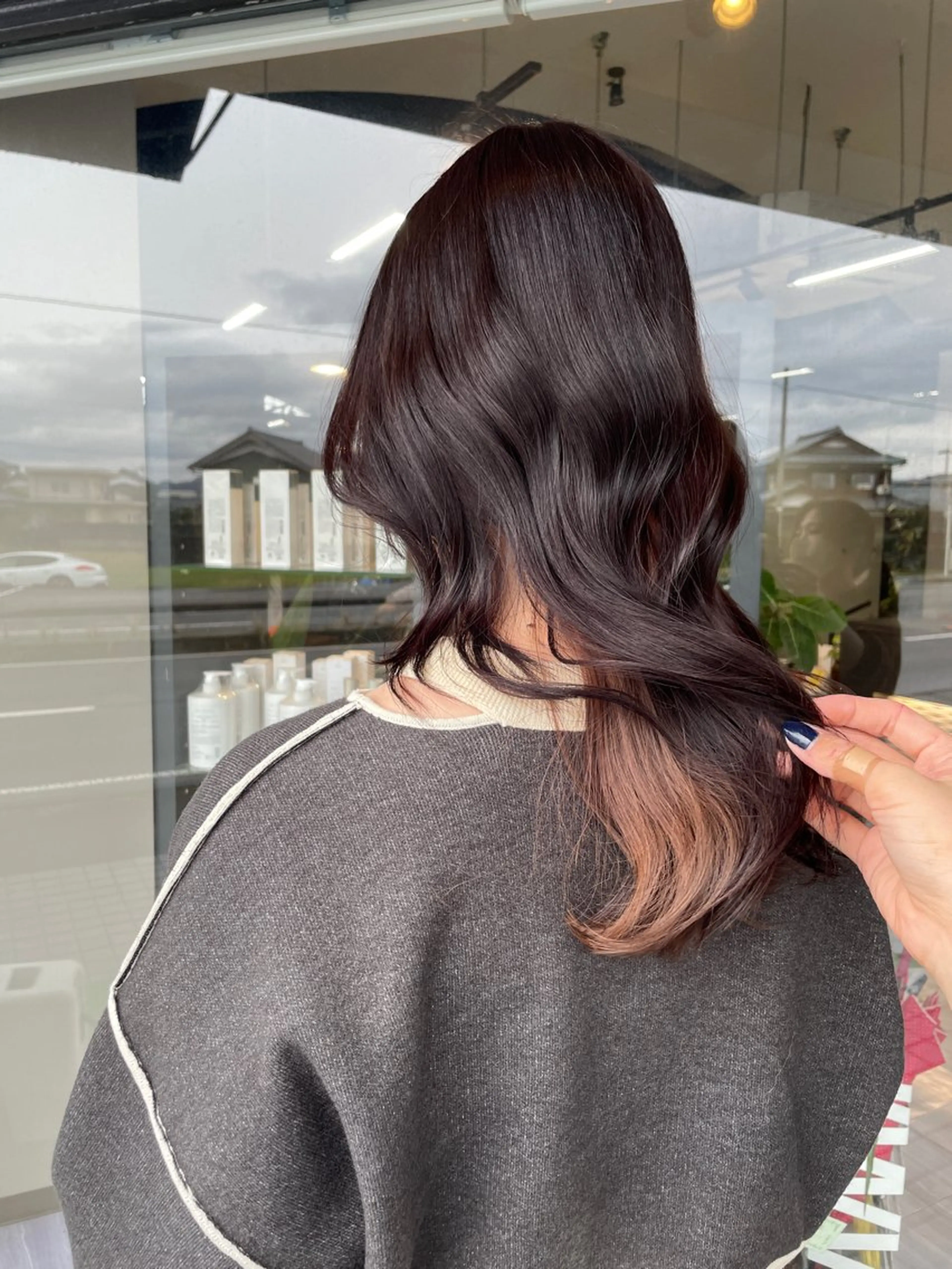 セミロング カラー インナーカラー マキノ キョウカのヘアスタイル