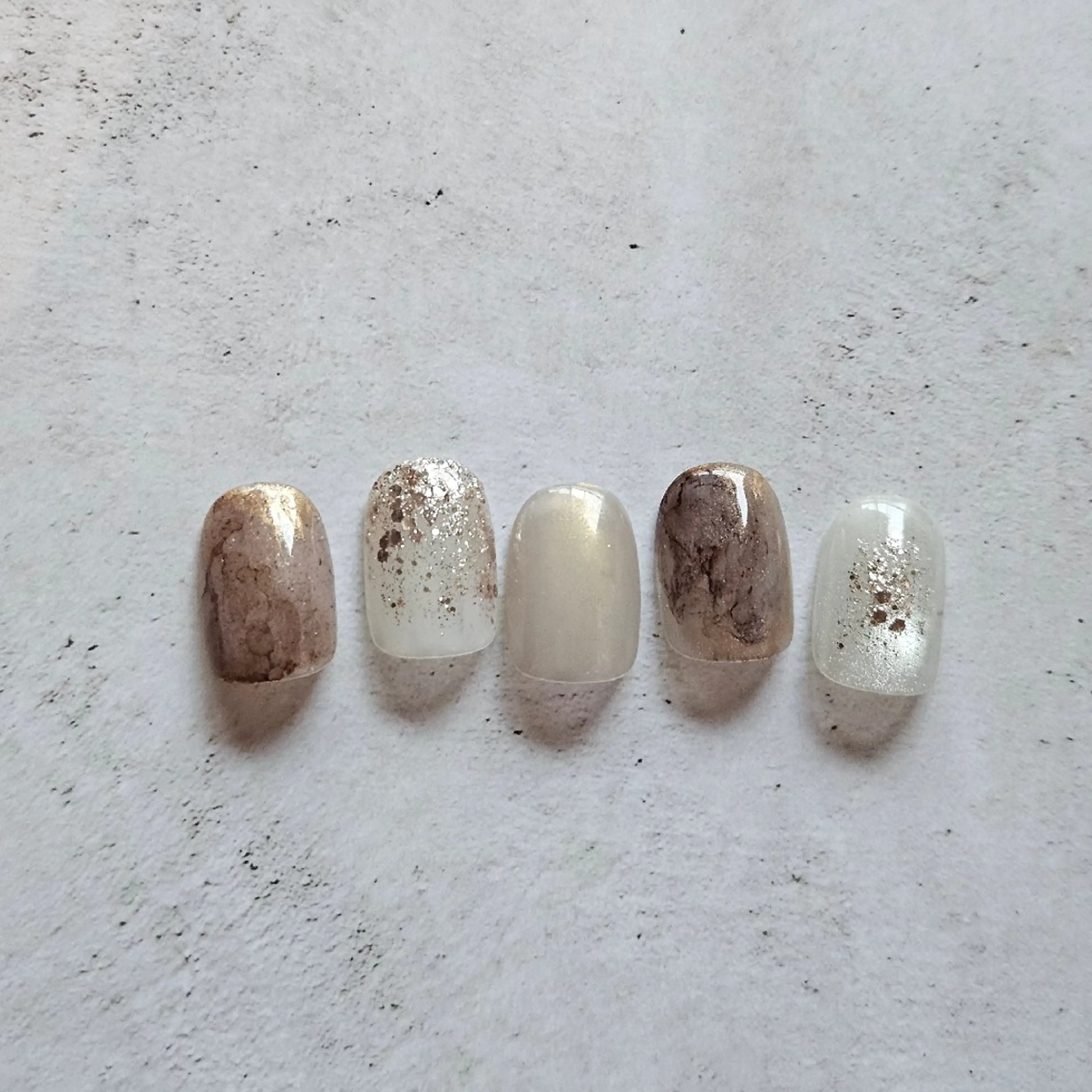 ネイル 桜ネイル ニュアンスネイル シンプルネイル ホワイト 冬ネイル ハンドネイル Nailsalon manoのネイルデザイン