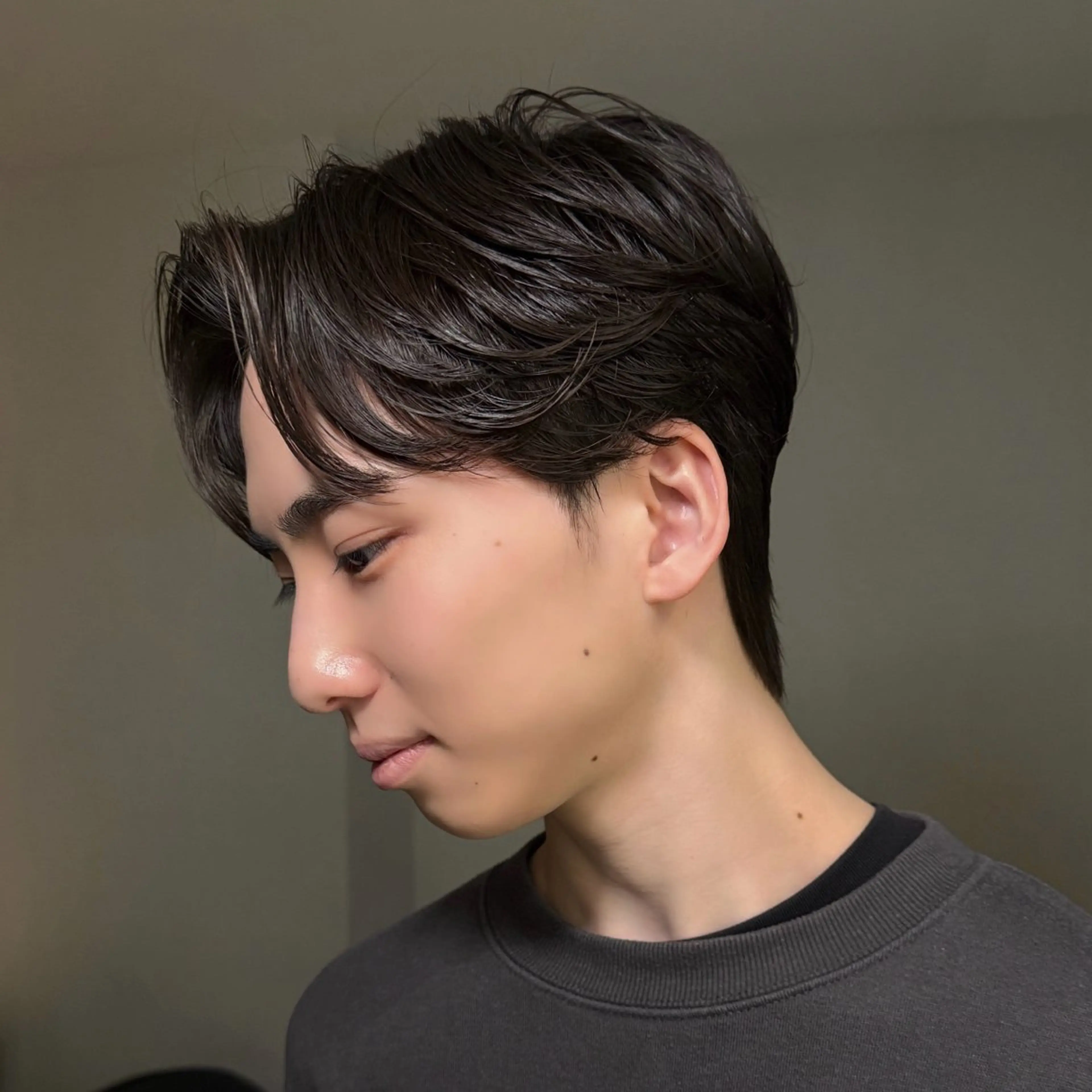 メンズ センターパート ダウンパーマ フェザーパーマ メンズ韓国風 マッシュ カット センターパート特化/ メンズカット/ヒロキのヘアスタイル