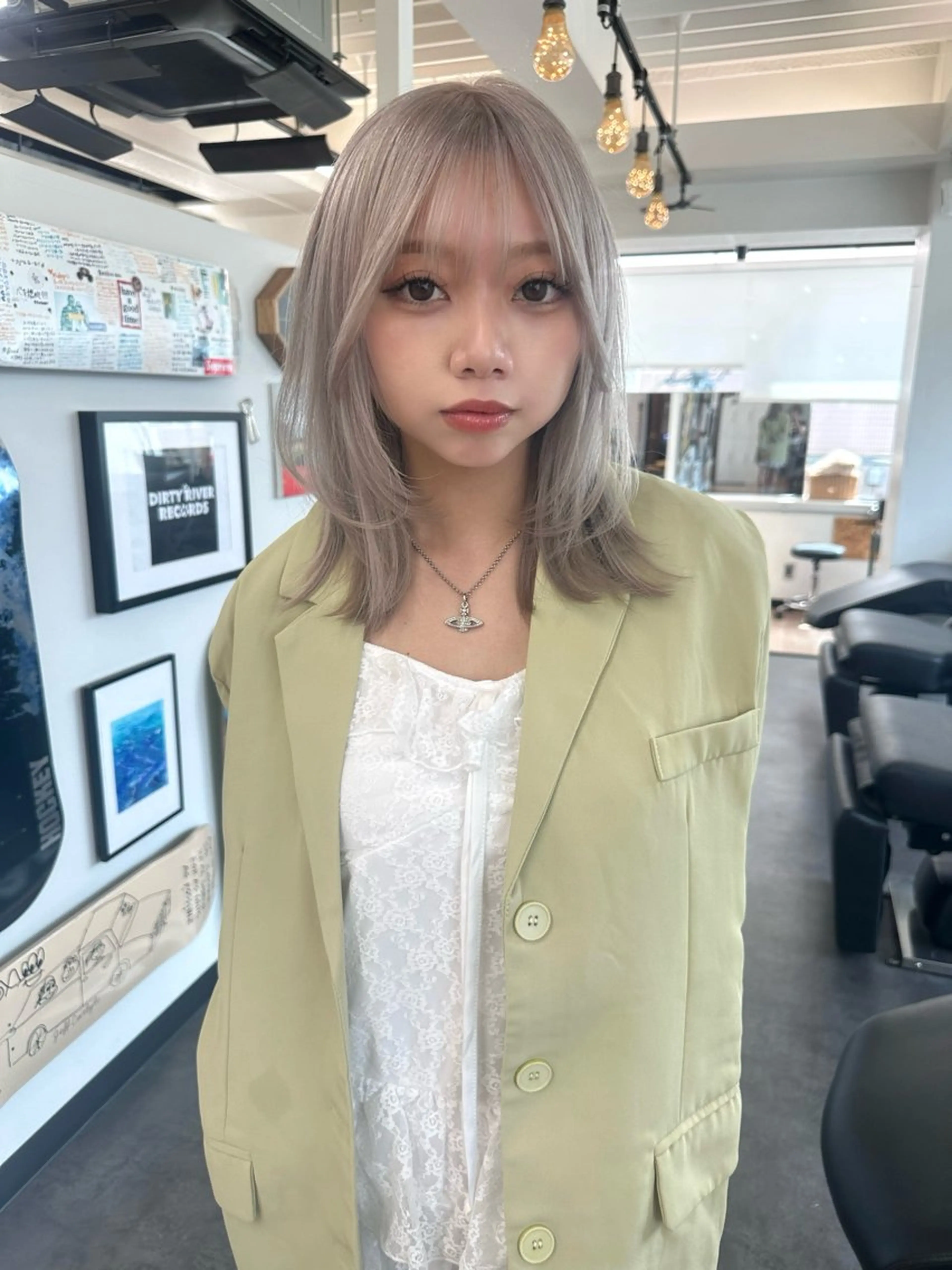 セミロング Hug👩🏼‍🦱 ハイトーンボブのヘアスタイル