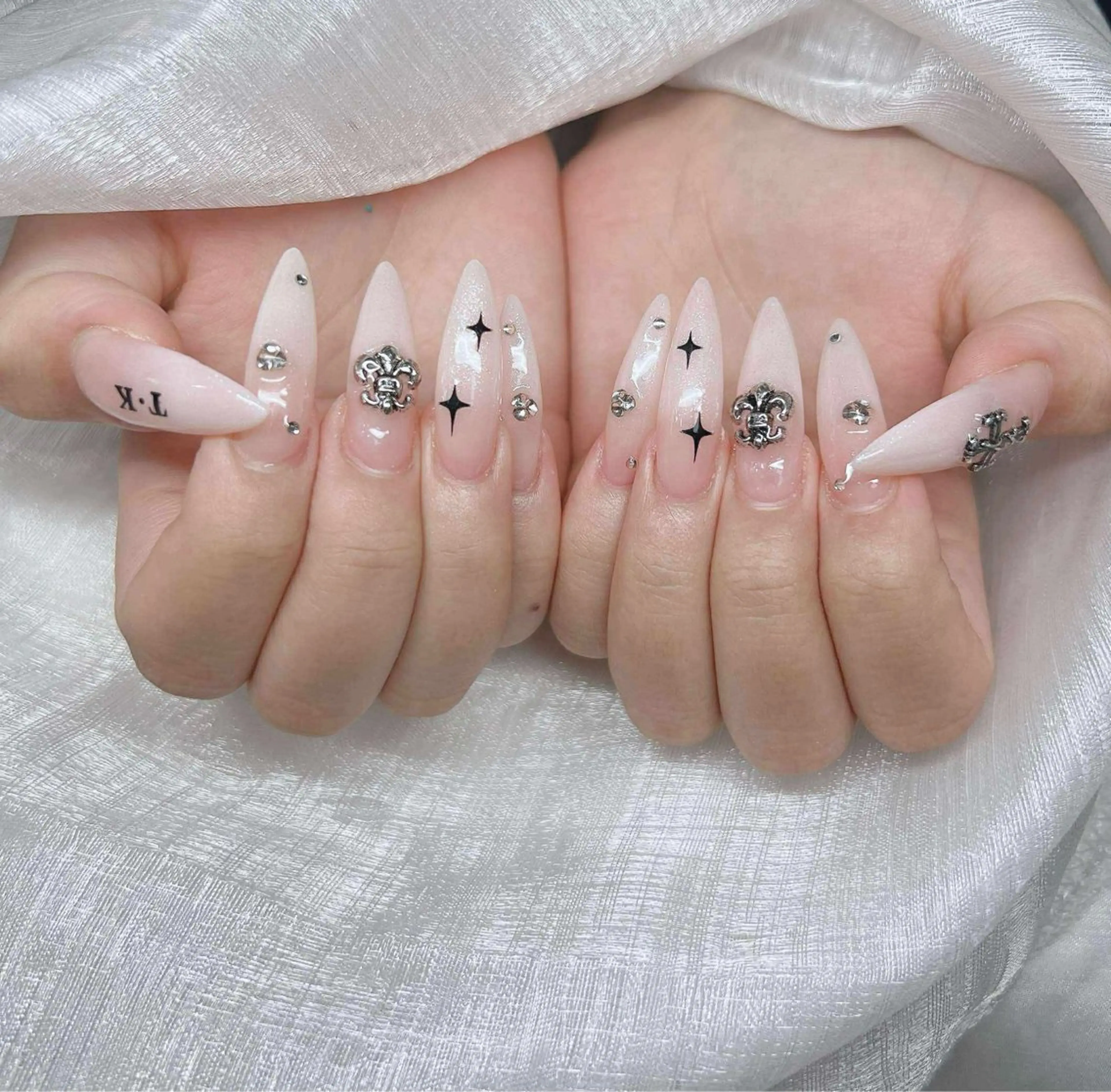 ネイル 長さ出し グラデーション 卒業式 キラキラネイル マグネットネイル ハンドネイル Lee Nailsのネイルデザイン