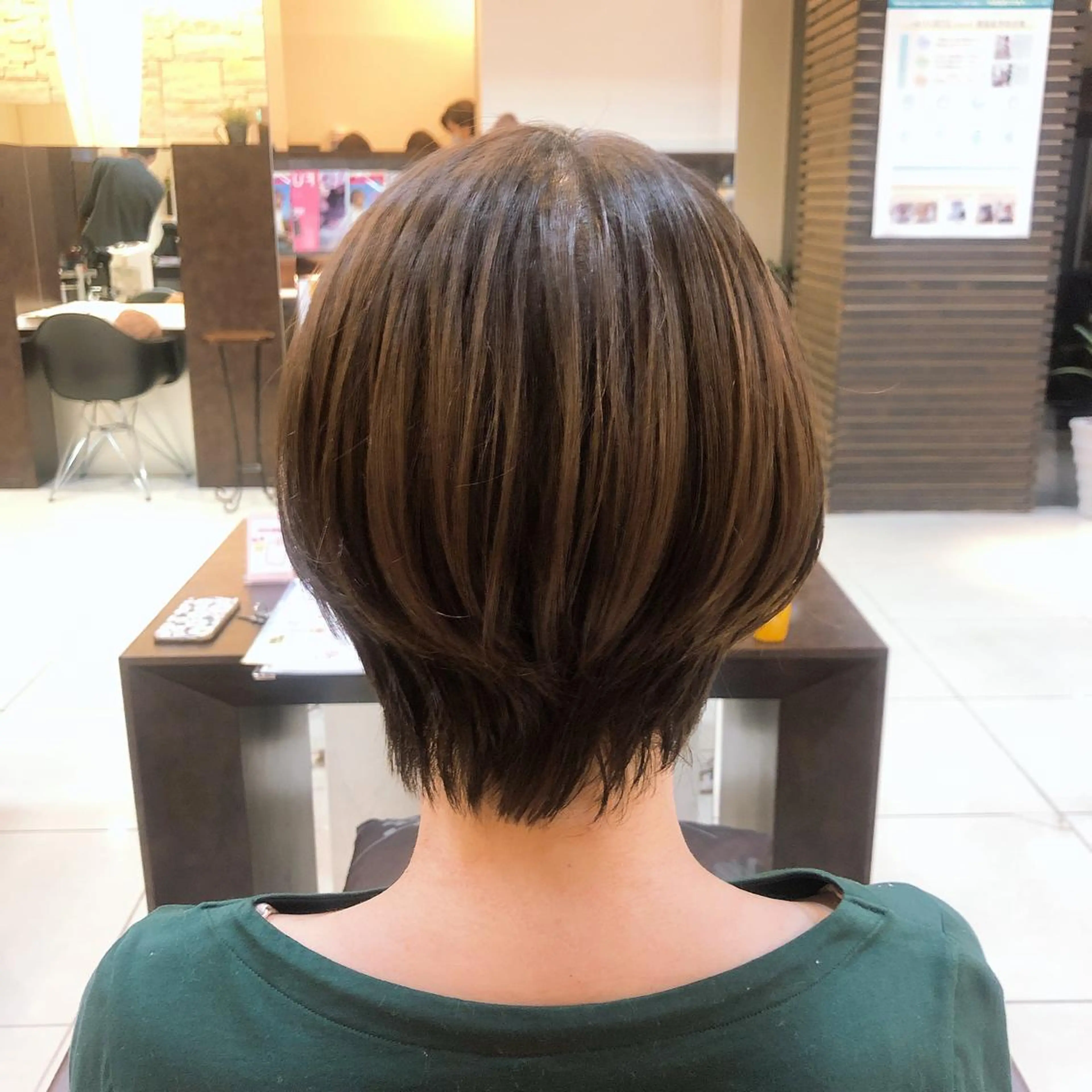 ショート アッシュ レイヤーカット✖️ 柔らかベージュカラーのヘアスタイル