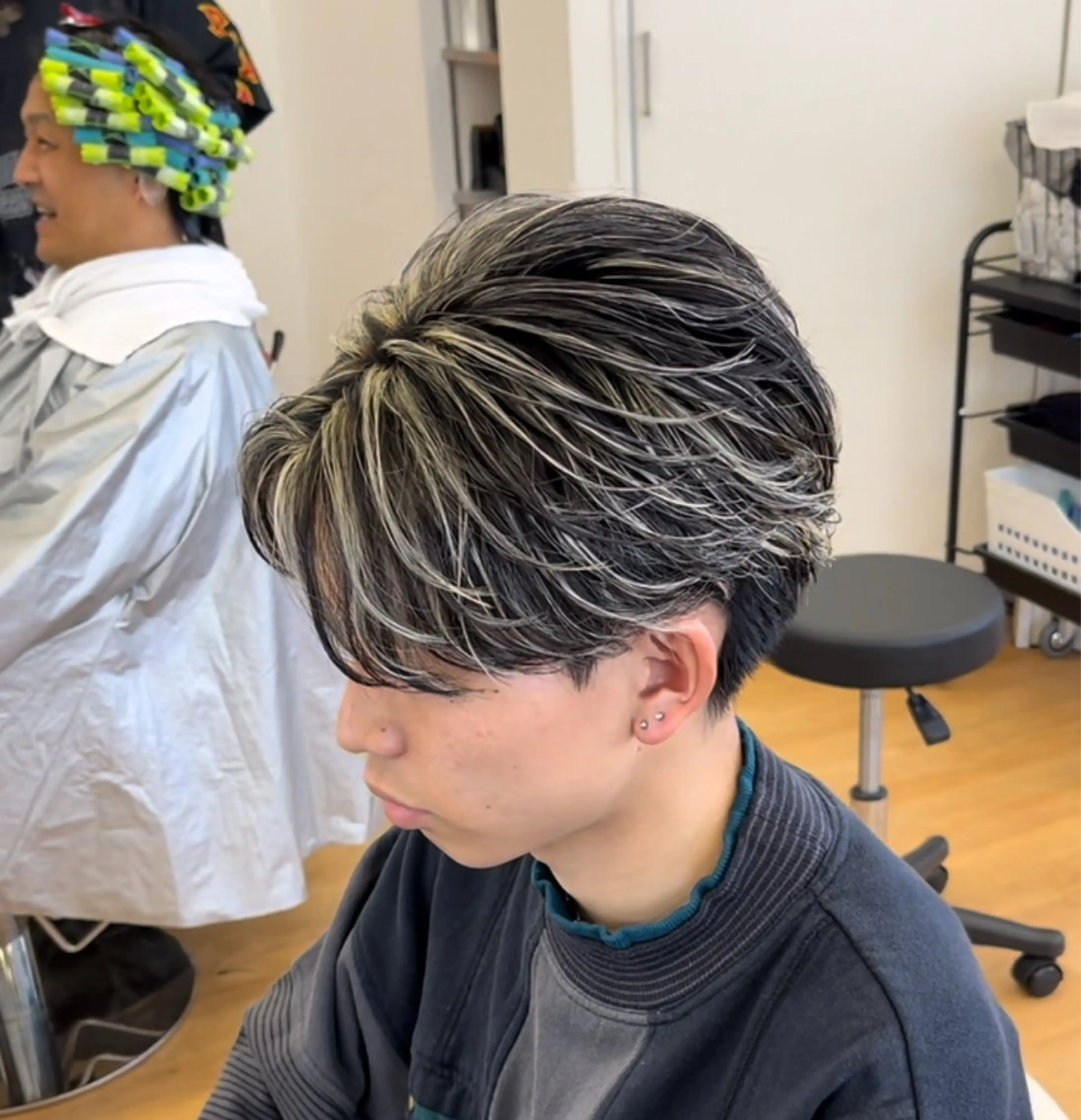 カラー 抜きっぱなしブロンド ハイライトカラー 高木 陸斗のヘアスタイル