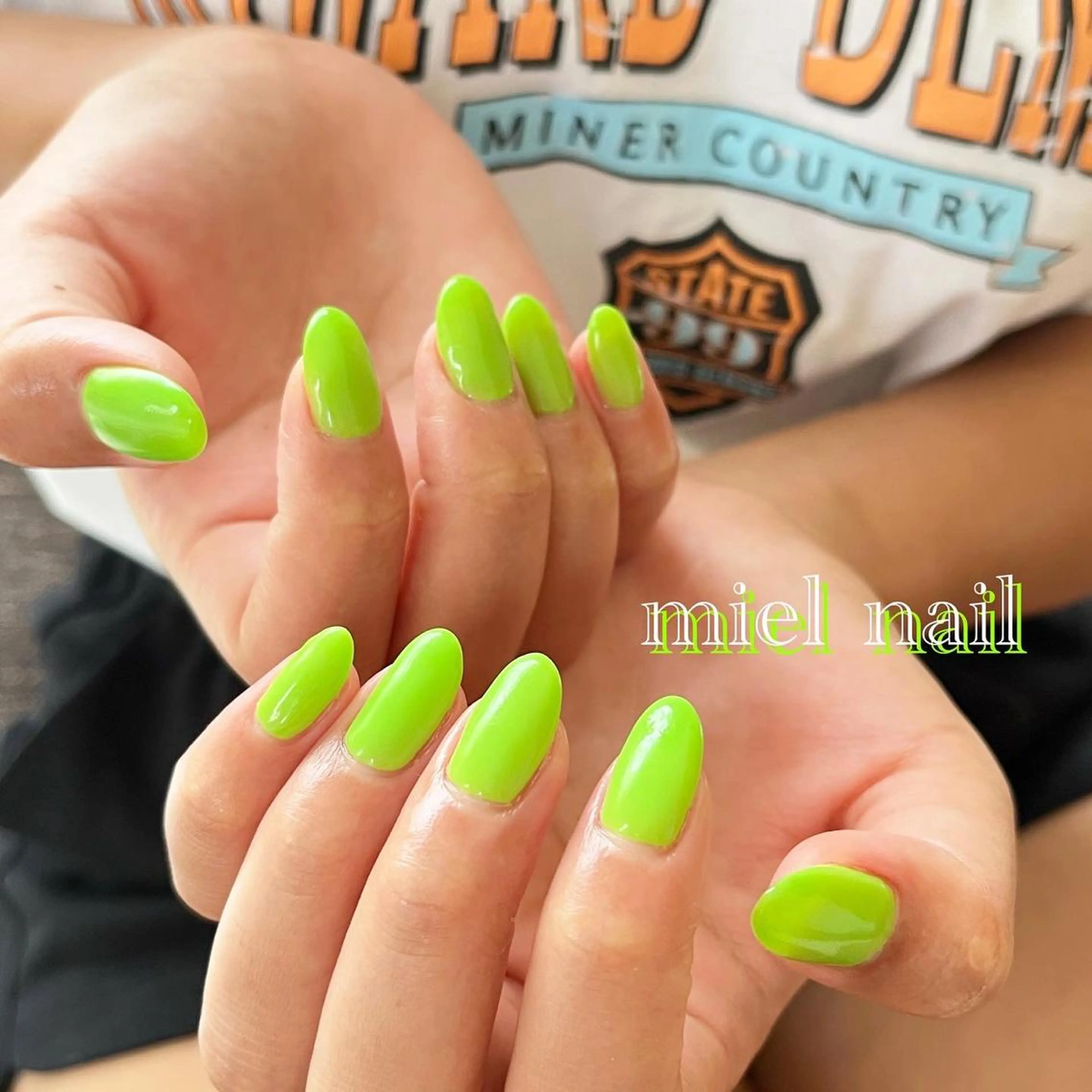 ネイル グリーン シンプルネイル 夏ネイル ハンドネイル miel nailのネイルデザイン