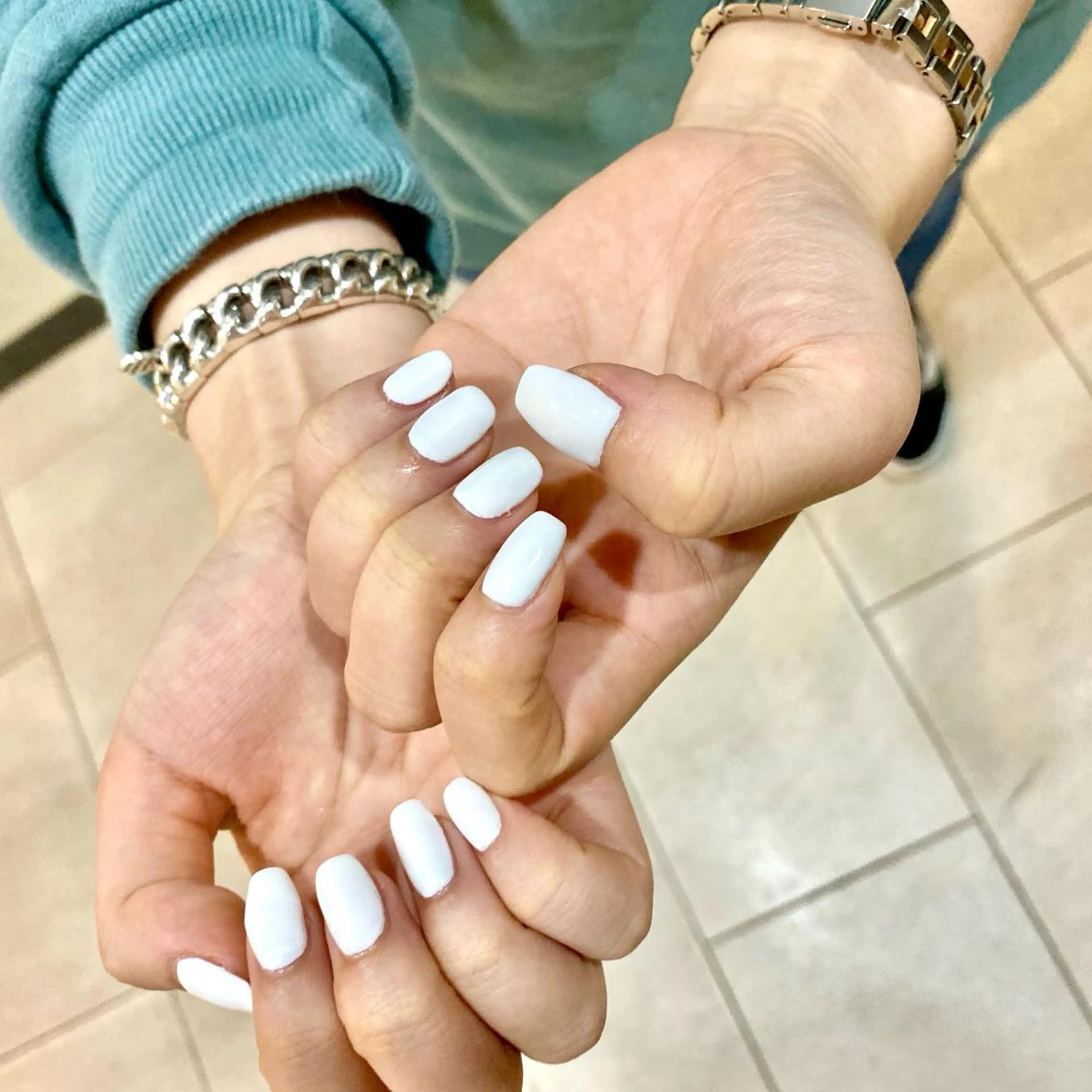 ネイル カジュアル ガーリー シンプルネイル スクエアネイル ホワイト ハンドネイル 栗林 実莉のネイルデザイン