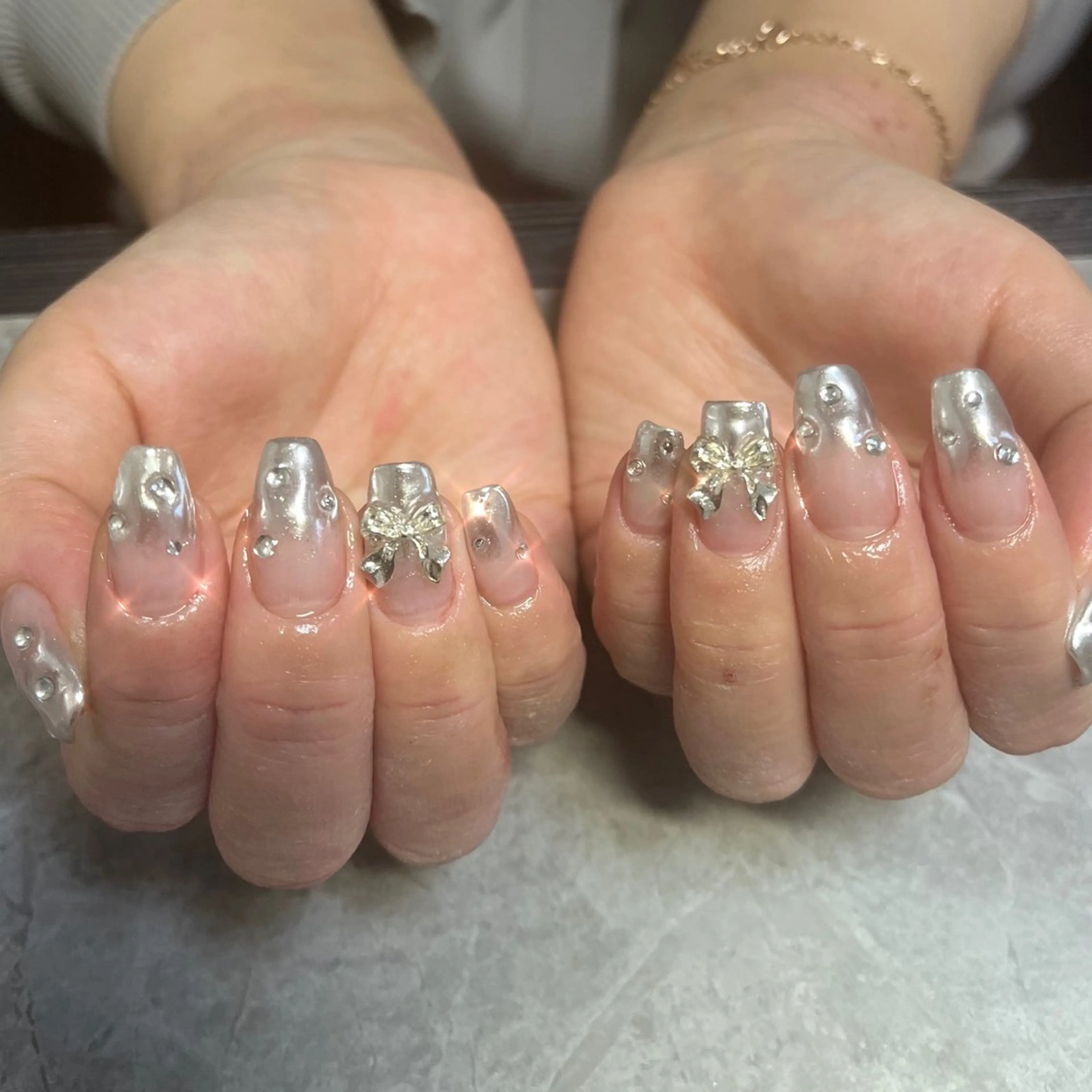ネイル ガーリー 持ち込み リボン シルバー ハンドネイル ハンドケア ベテランネイル cnc  nailのネイルデザイン
