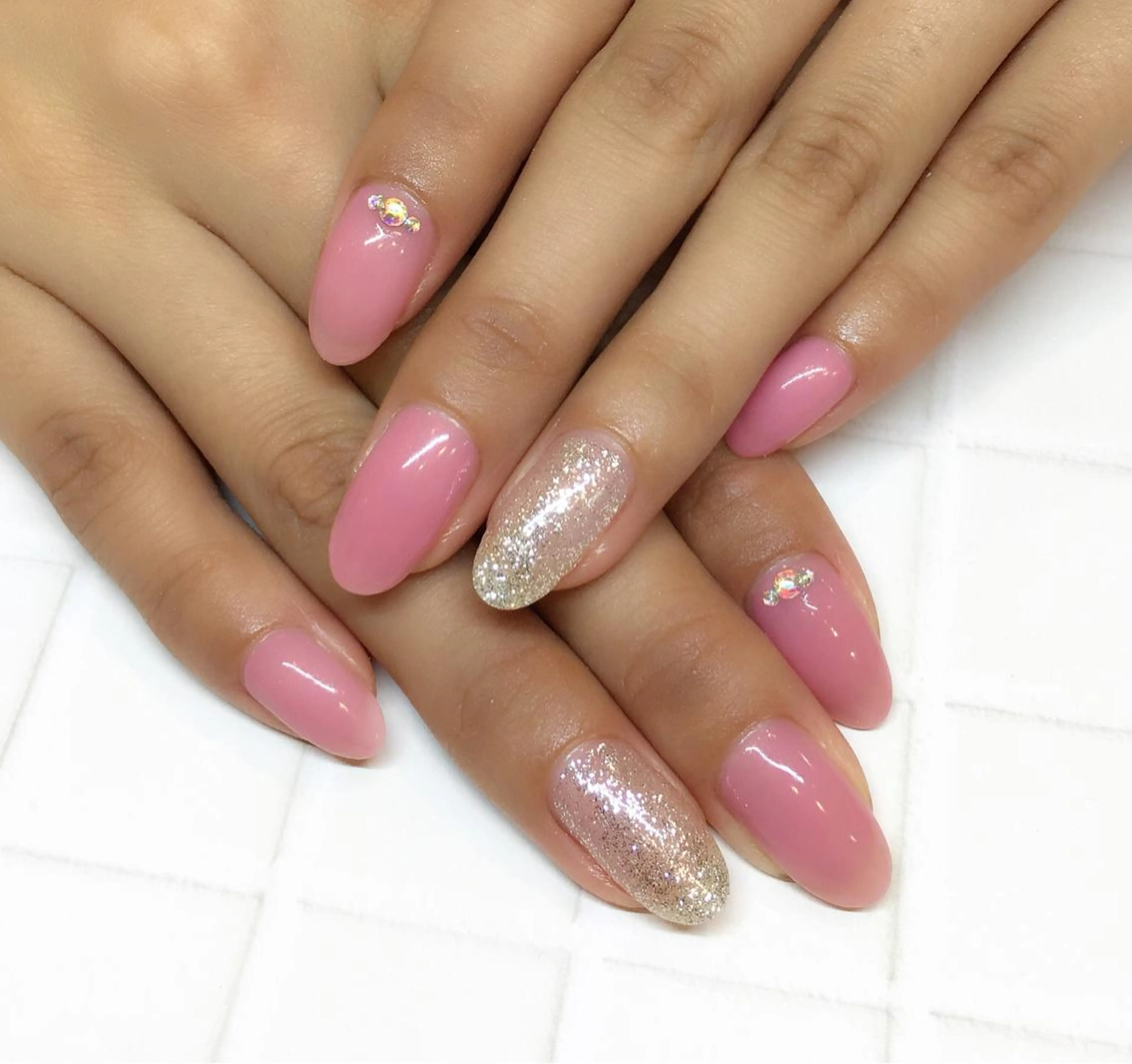 ネイル ラメ(グリッター) ワンカラーネイル ピンク ストーンネイル nail salon Soeurのネイルデザイン