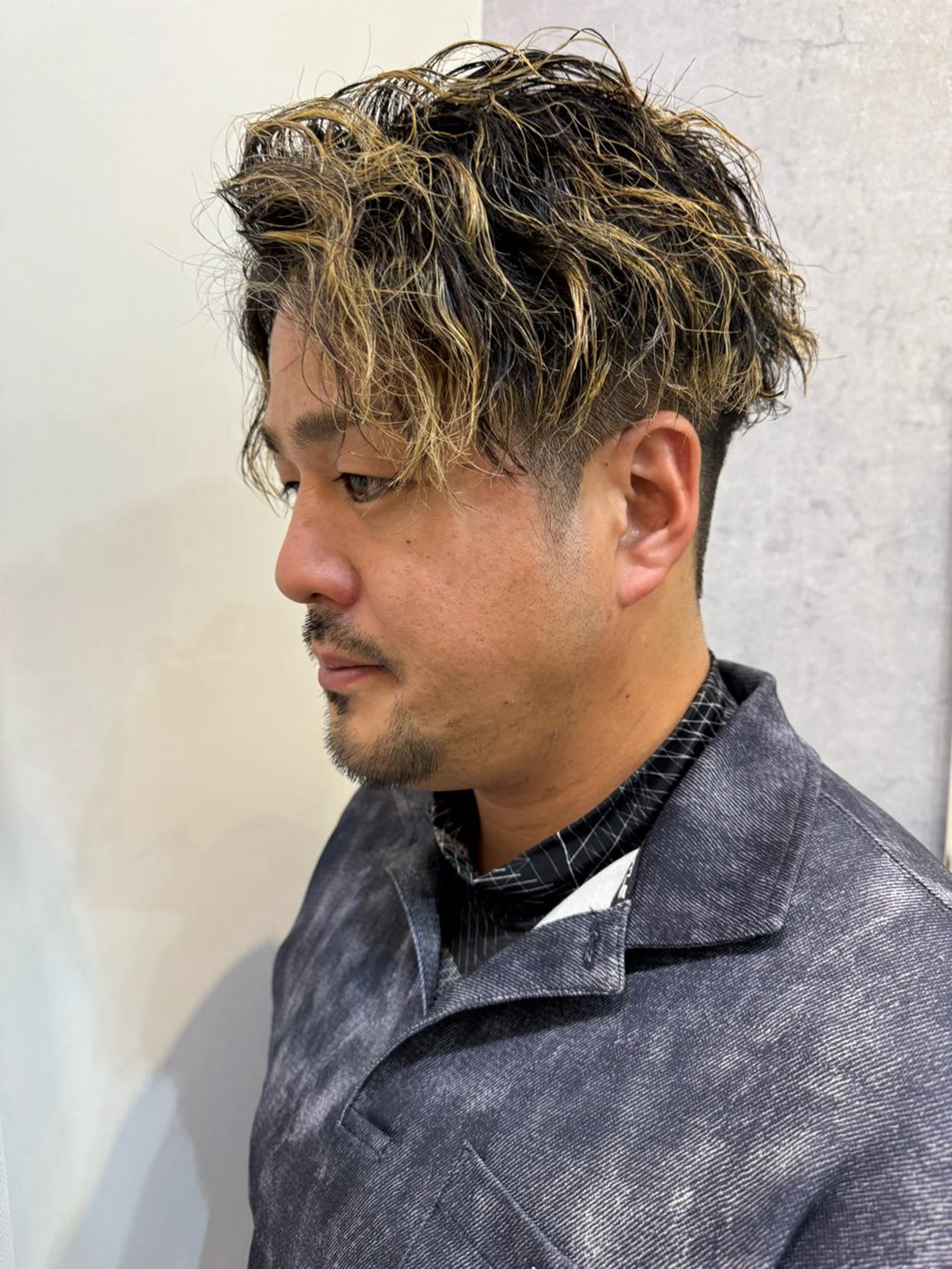 カラー パーマ メンズ メンズハイライト メンズメッシュ メンズパーマ ハイライトカラー メッシュ 似合う髪型が 分からない方へのヘアスタイル