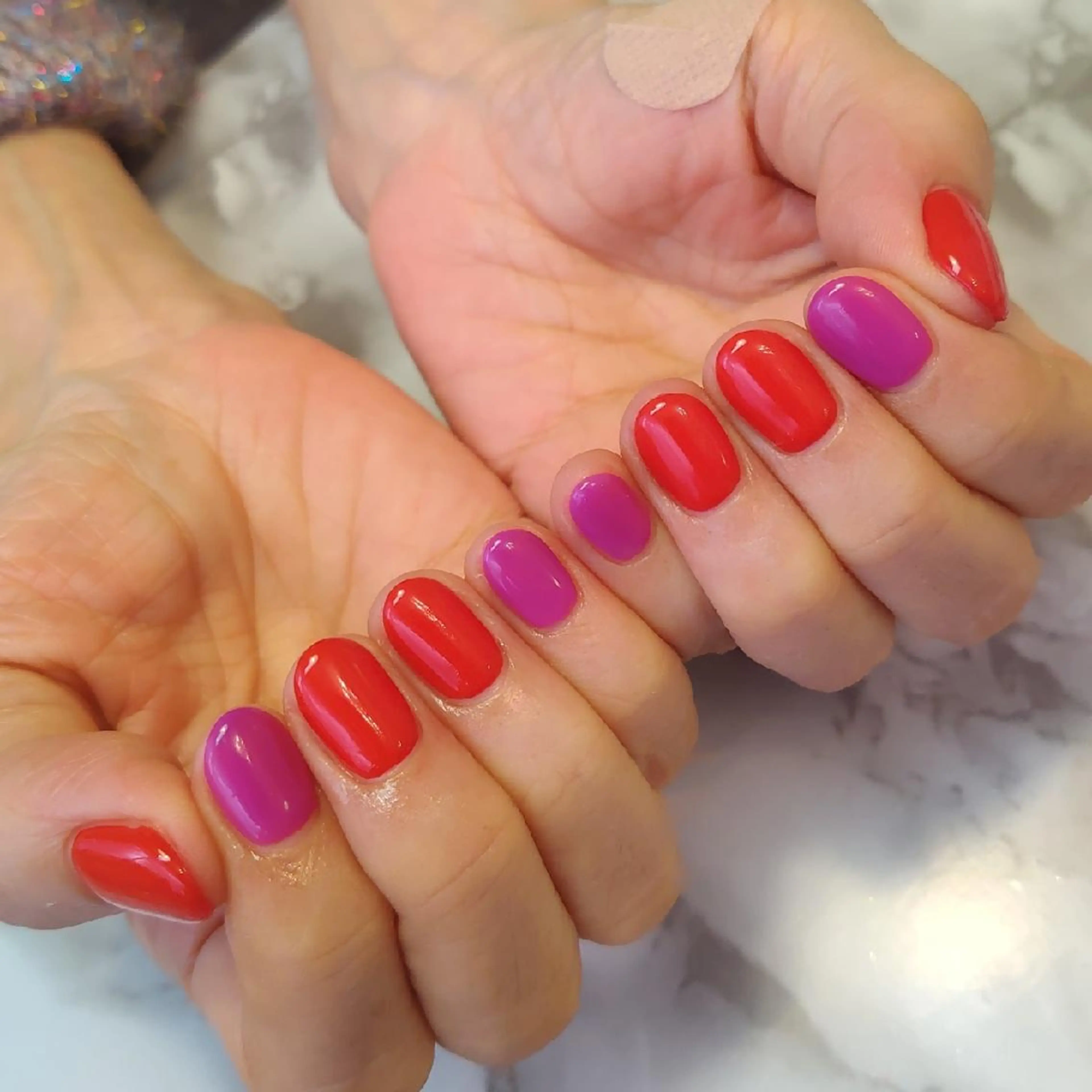 ネイル ピンク 赤色 ジェヌインネイル 河内のネイルデザイン