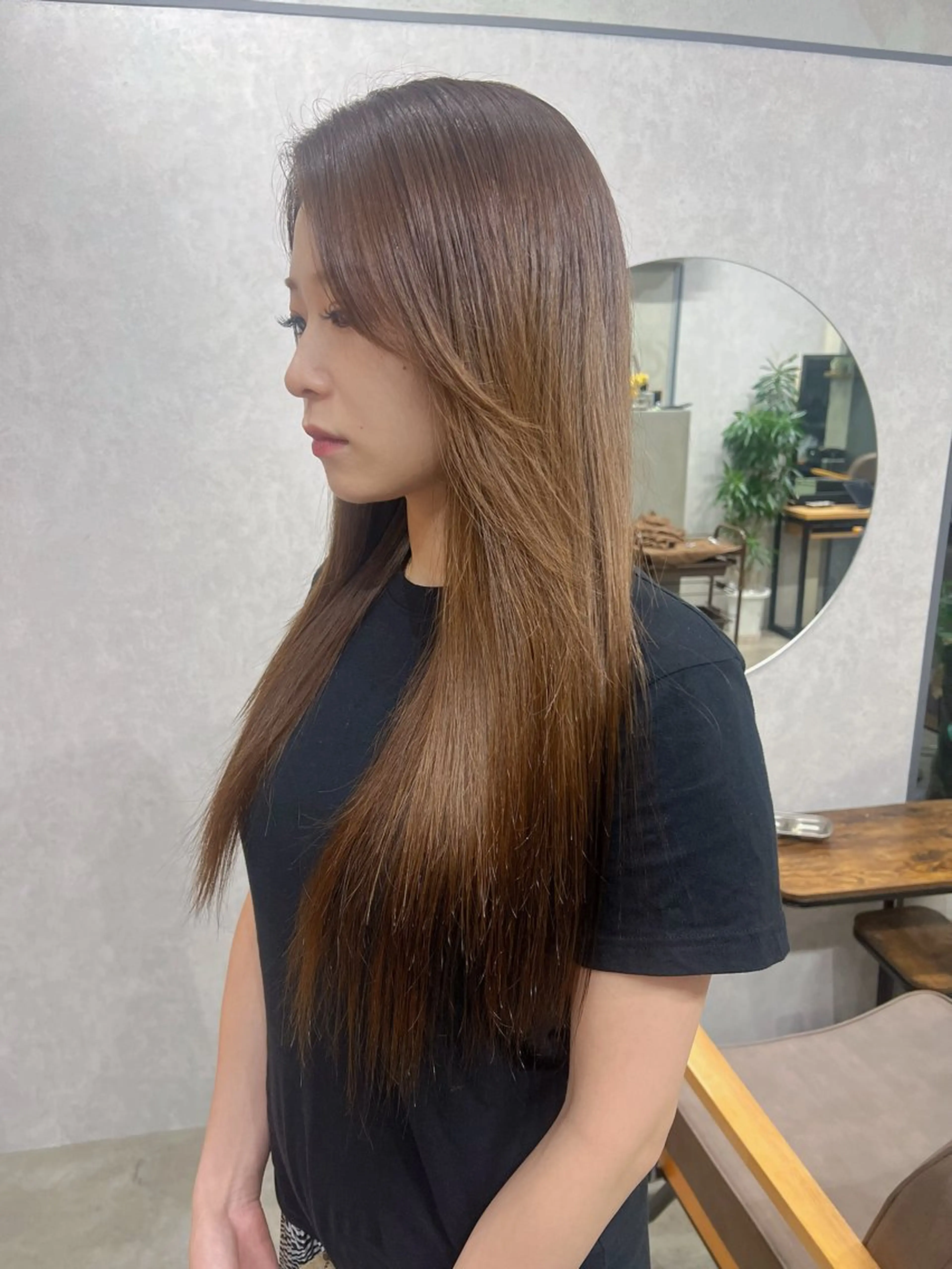 ロング ボブ 顔まわりレイヤー 顔周りカット レイヤーカット カット ヘアカラー トリートメント YUI ハイトーンカラーのヘアスタイル