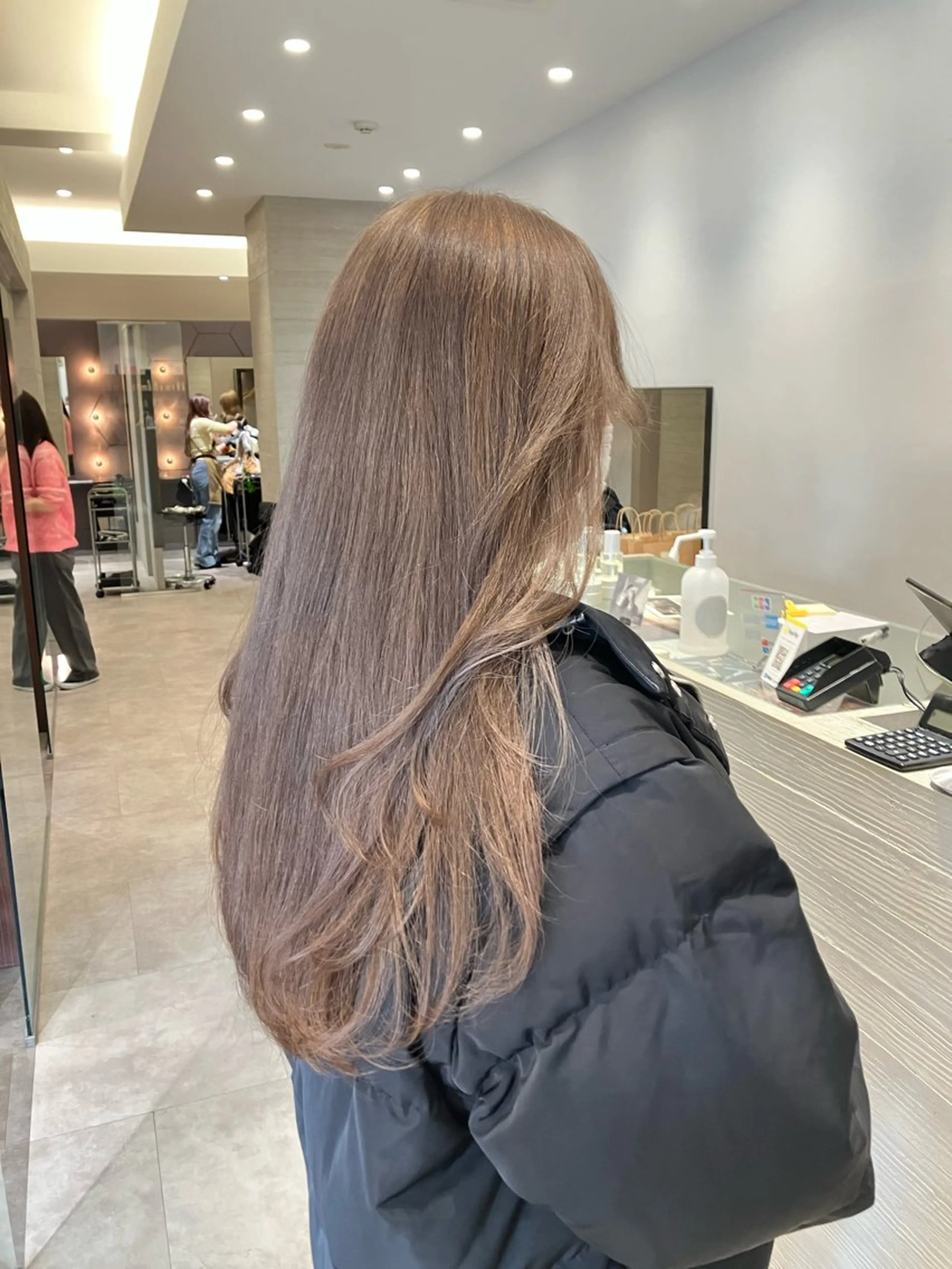 ロング カラー バレイヤージュ ベージュカラー ブリーチ レイヤーカット カット ヘアカラー サキ🤍ハイトーン 🩰くびれ巻きヘアのヘアスタイル