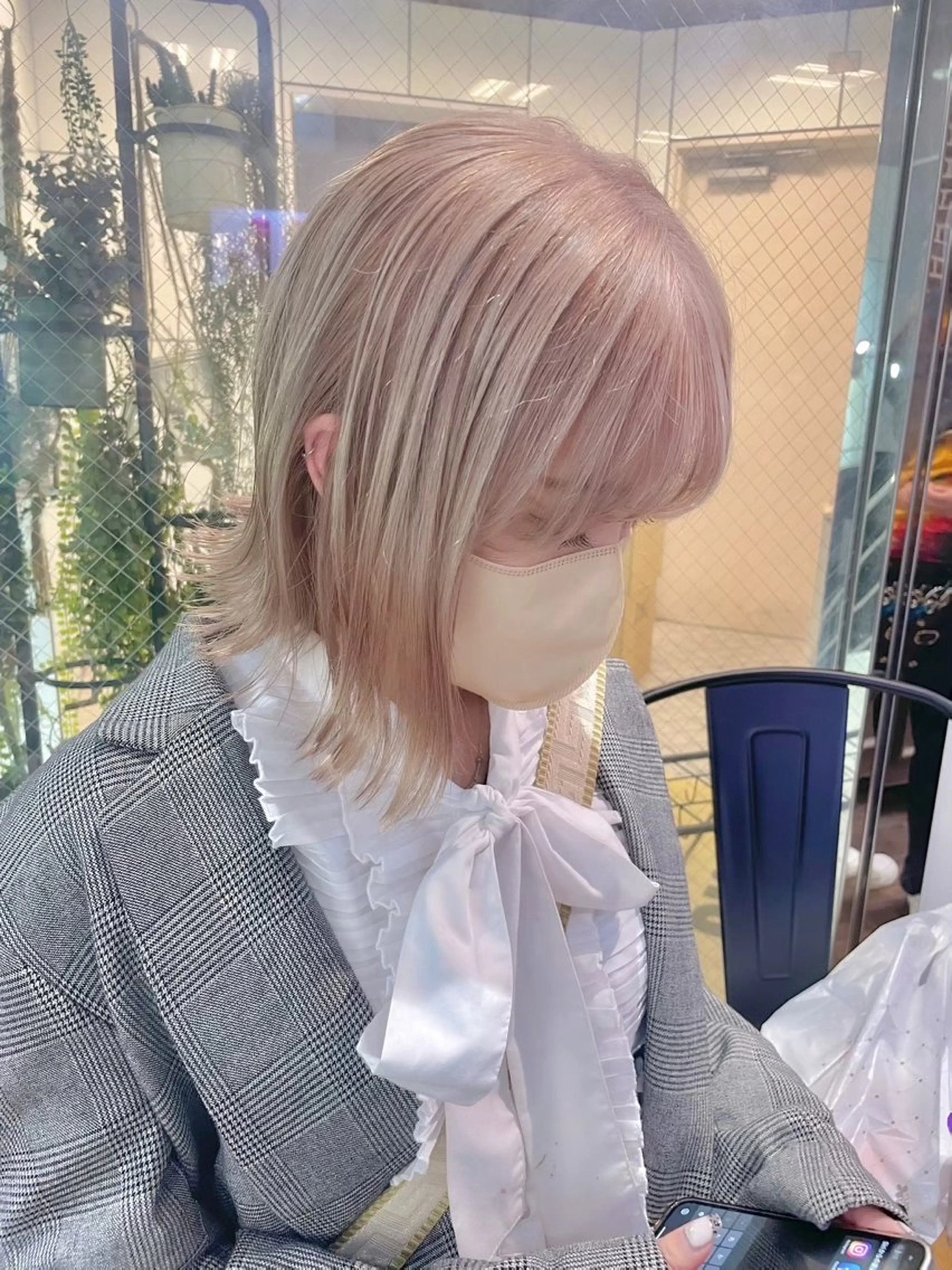 ミディアム カラー ミディアムパーマ ベージュカラー 黒髪 ブリーチ ブルーカラー パーマ ネイル /コトミ🐸のネイルデザイン