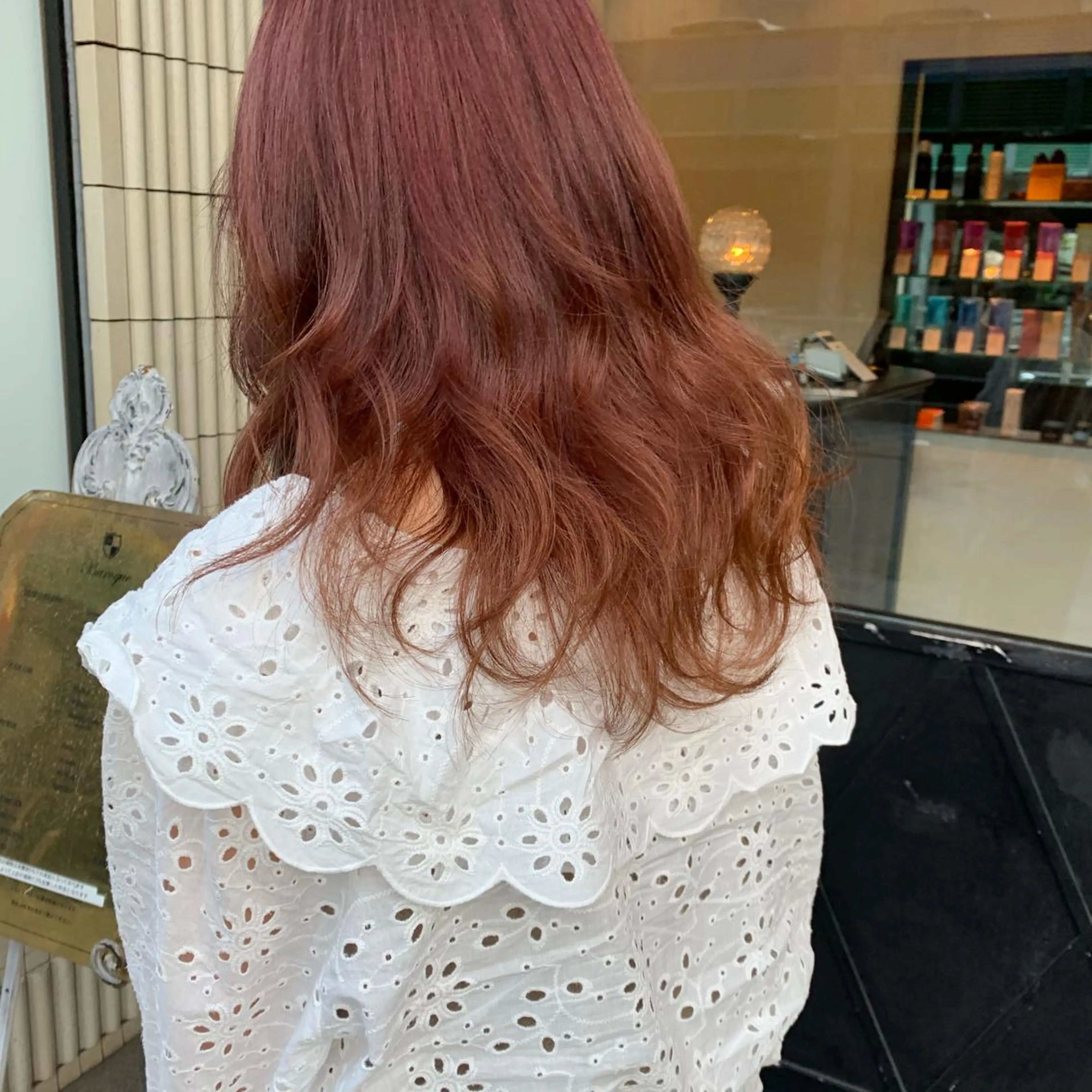 ロング SAKINO． ベージュカラーのヘアスタイル