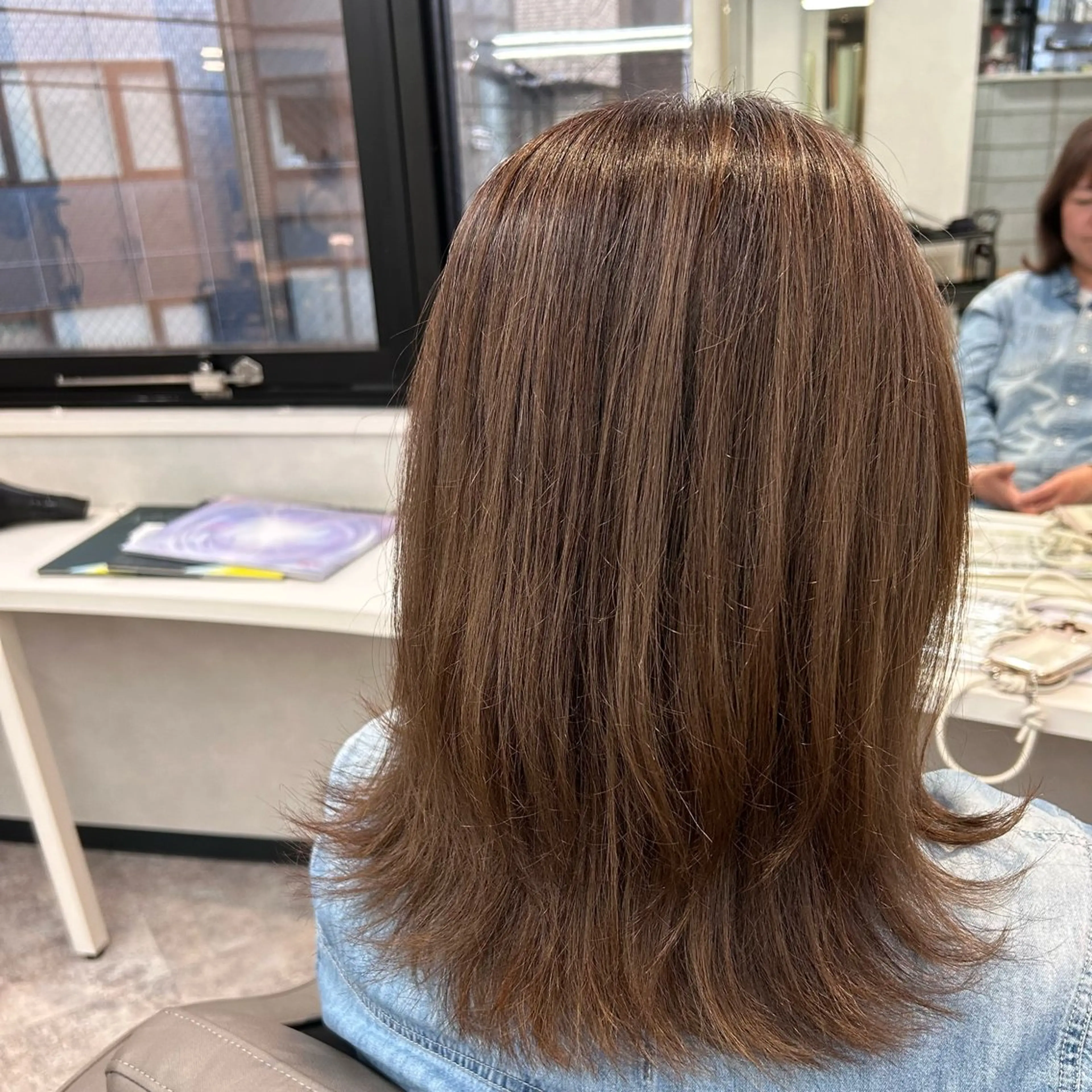 ミディアム くびれヘア くびれレイヤー レイヤーカット カット ヘアカラー 荻野 晴香のヘアスタイル