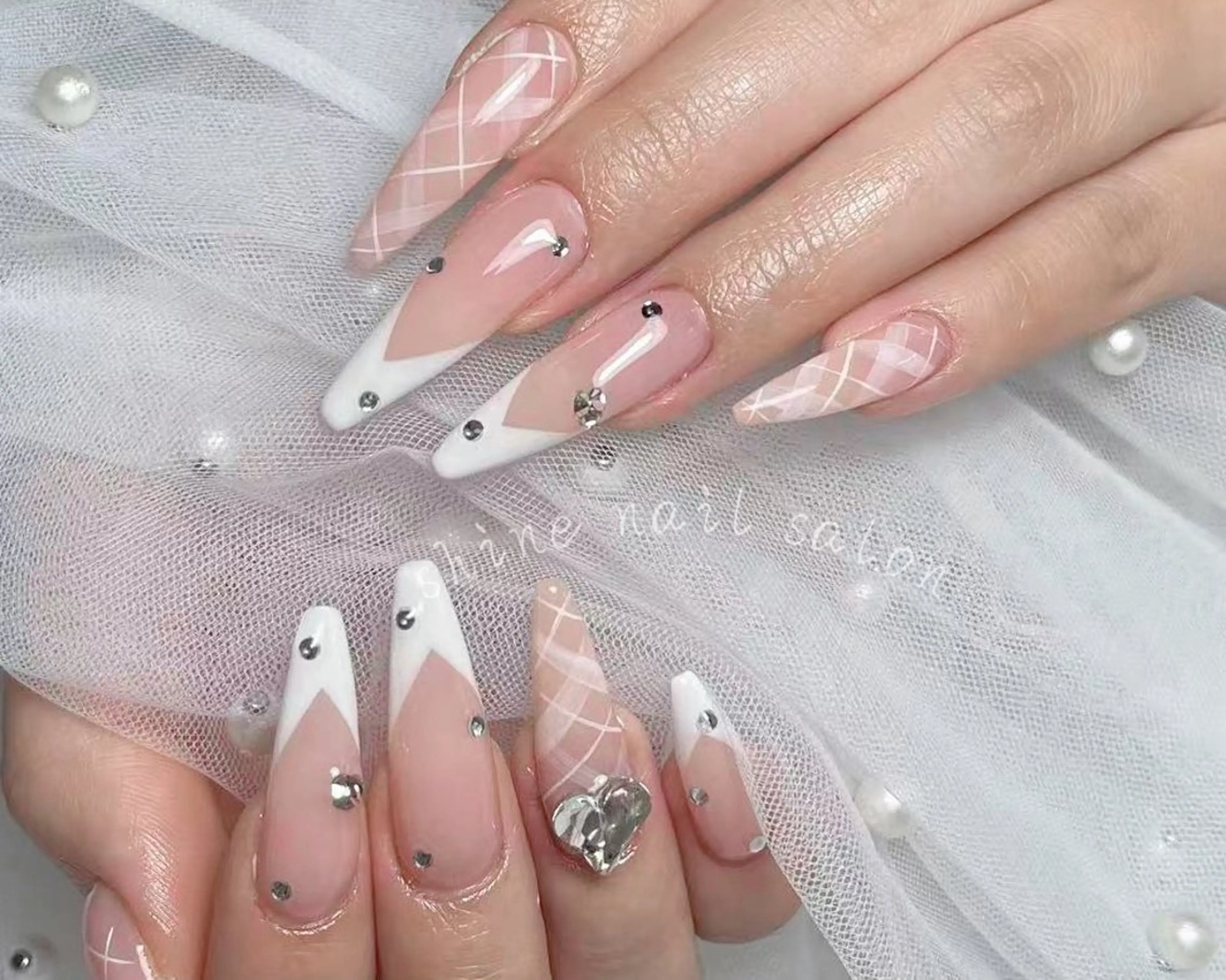 ネイル shineジェル& チップ長さだしのネイルデザイン