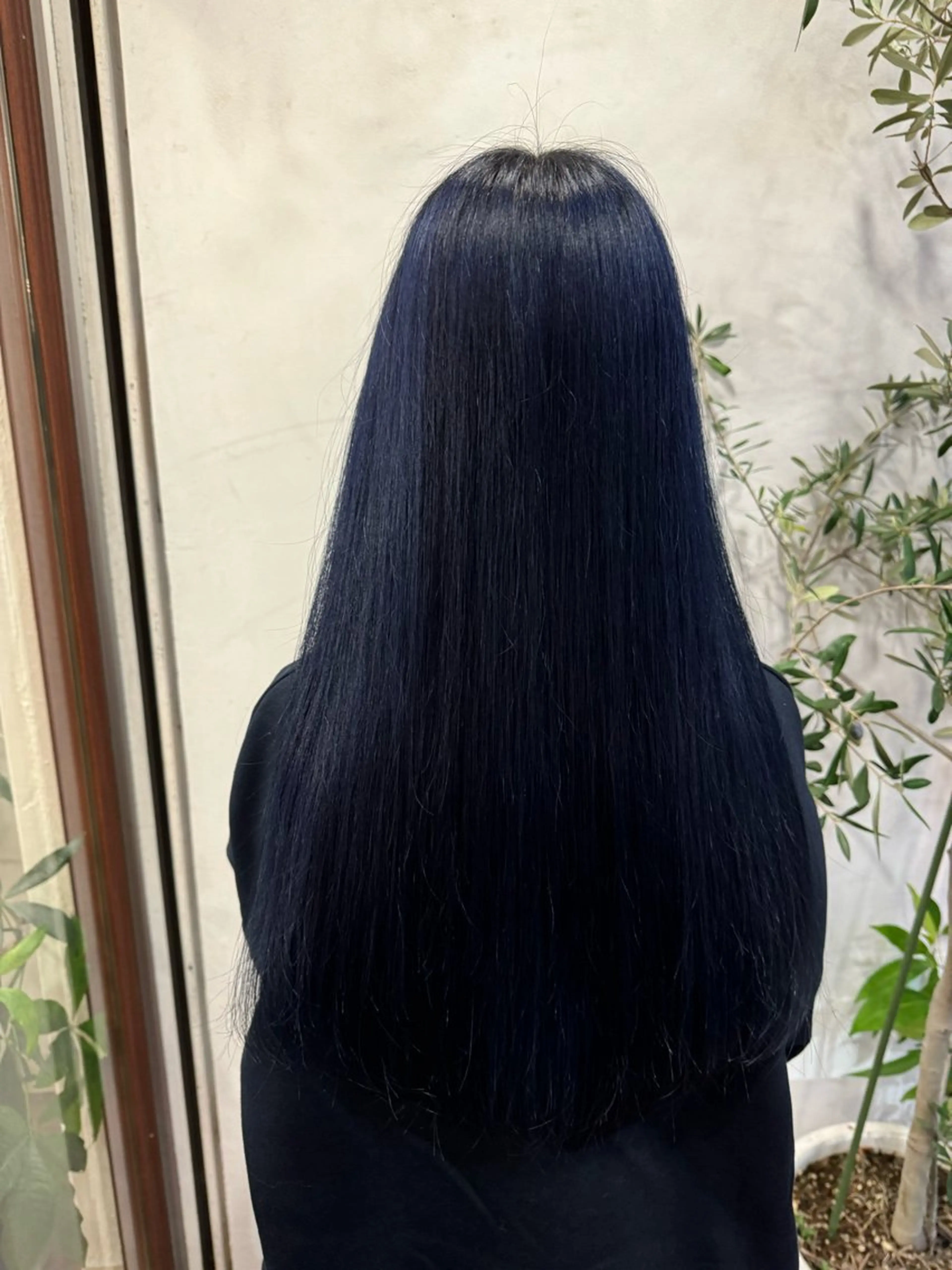 ロング カラー アディクシーカラー 黒髪 ブリーチ ブルーカラー ブルーブラック ヘアカラー トリートメント ヘッドスパ ブリーチカラー🦖 岡部木乃夏のヘアスタイル