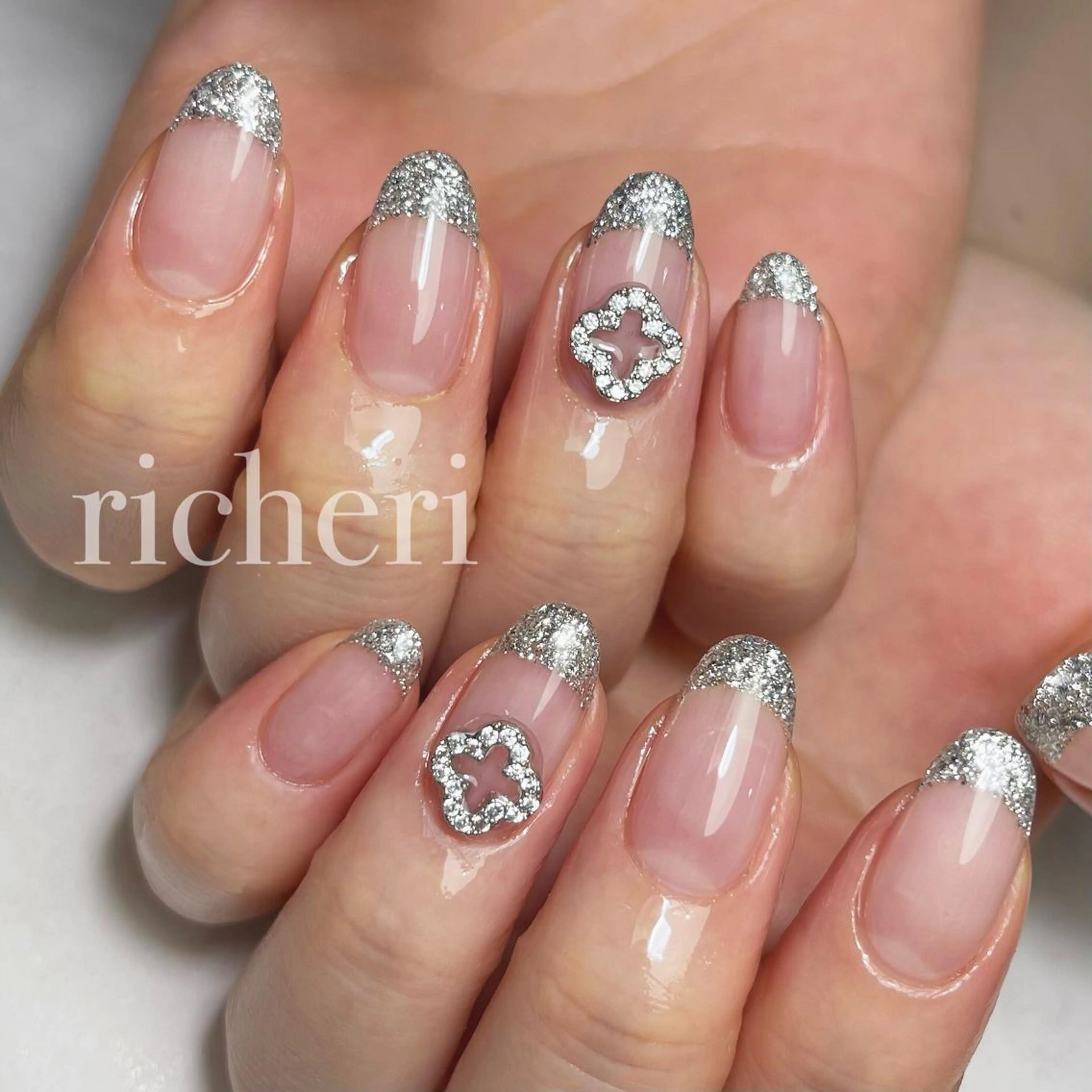 ミディアム ネイル 韓国風ヘア アートネイル フラッシュネイル フレンチネイル ジェルネイル ハンドネイル richeri beautyのエステ・リラクイメージ