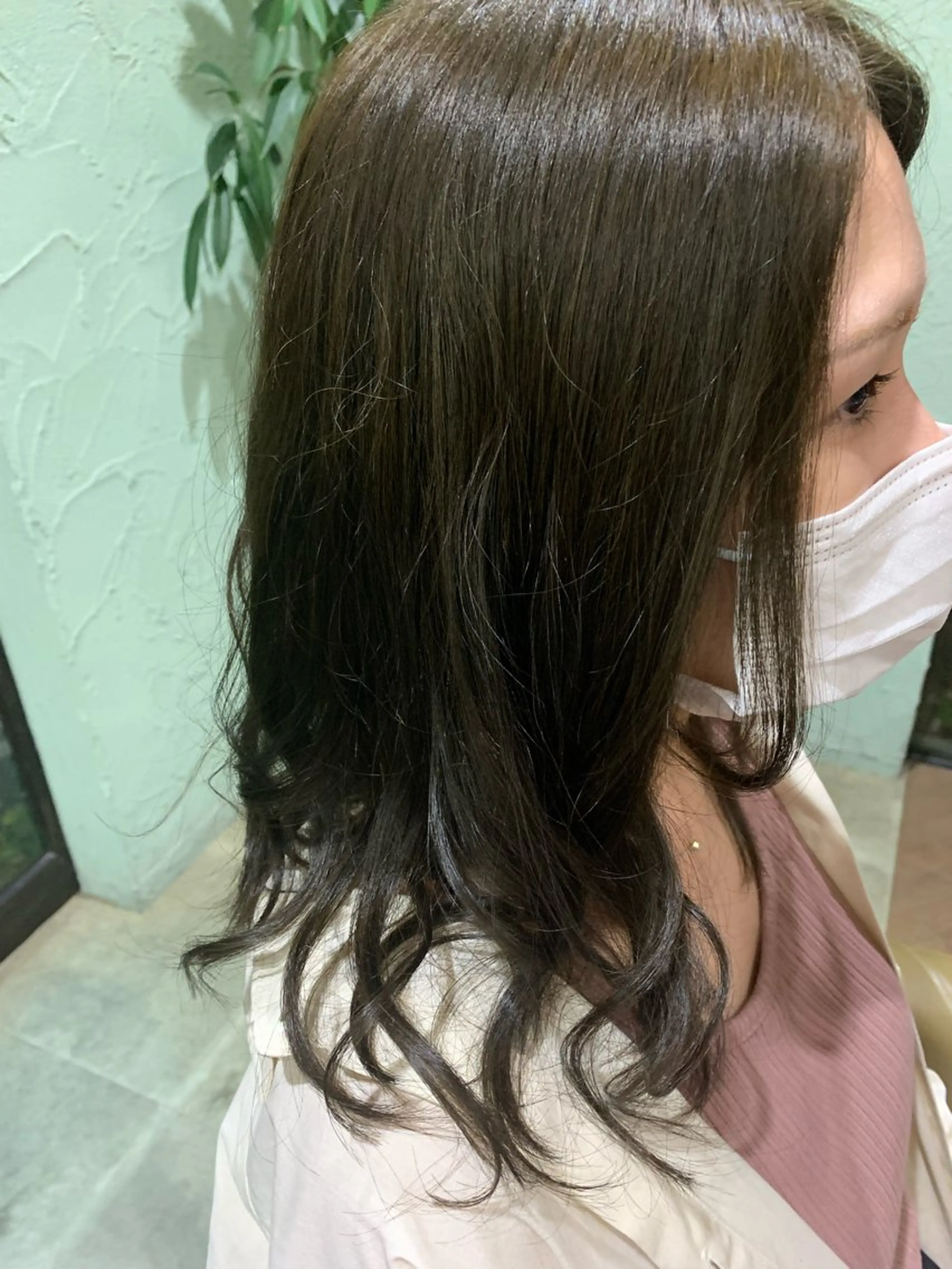 ロング カラー ベージュカラー オリーブベージュ 礒谷 夏帆のヘアスタイル