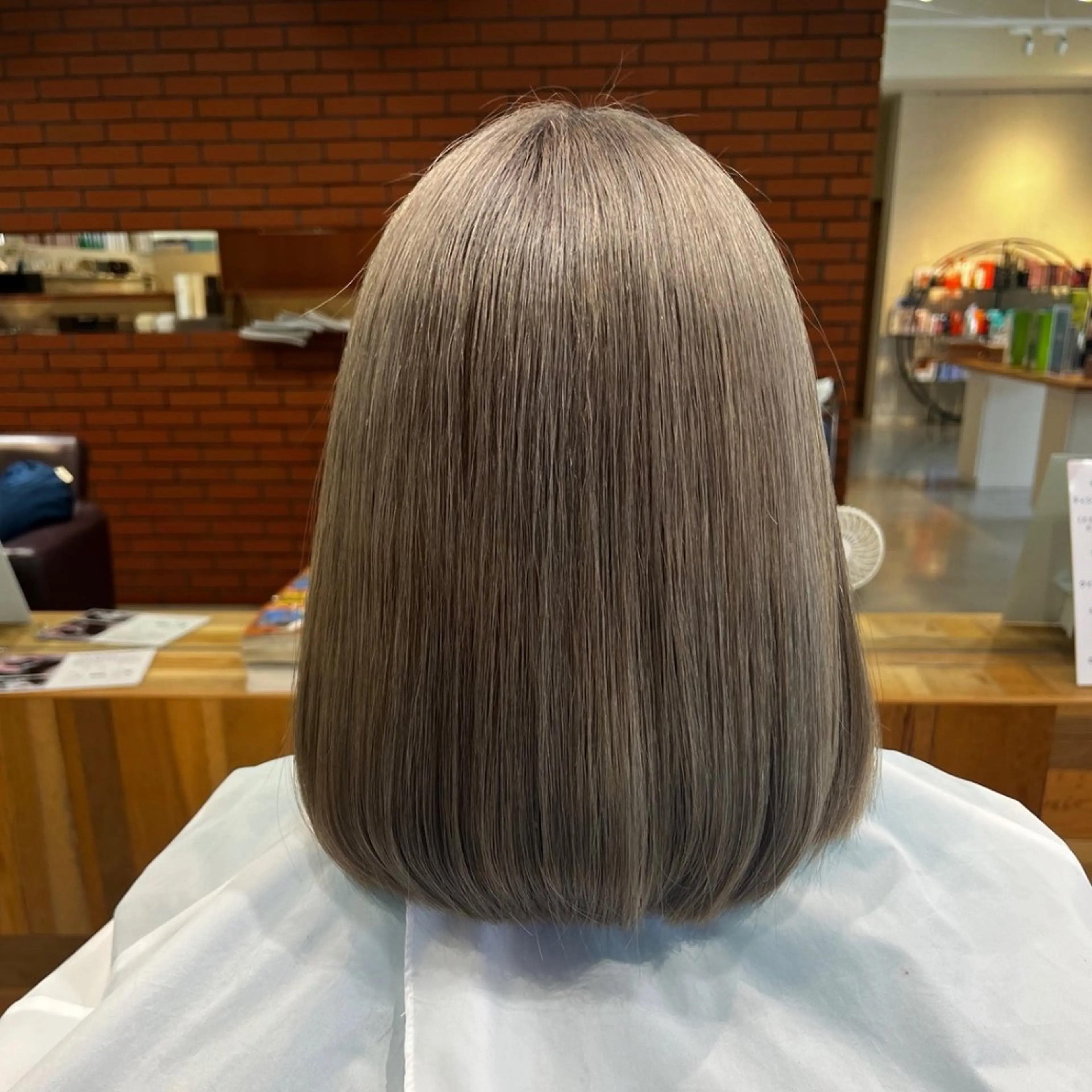セミロング カラー 桑原 理紗のヘアスタイル